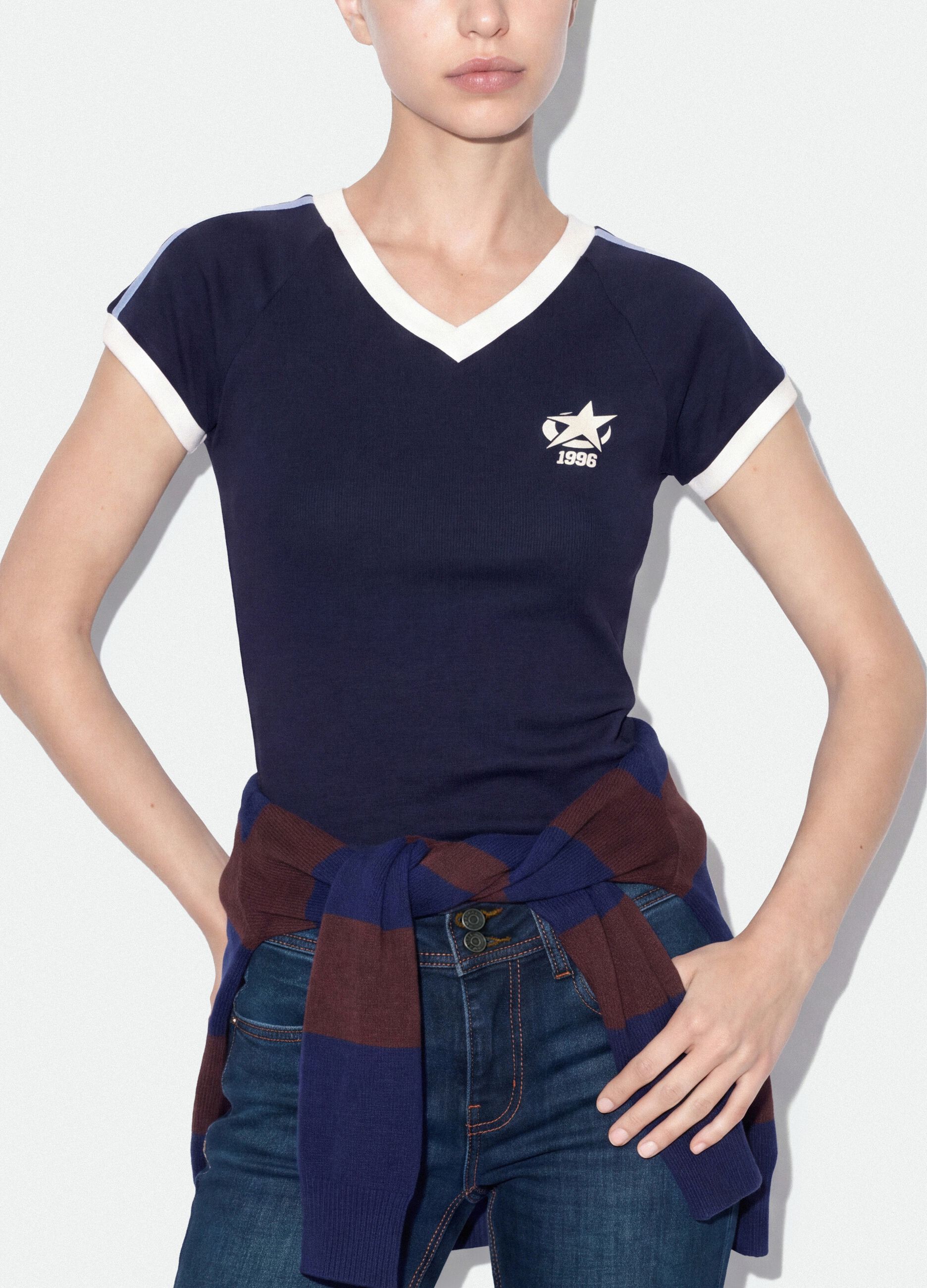 T-shirt blu in puro cotone con scollo a V e stampa frontale