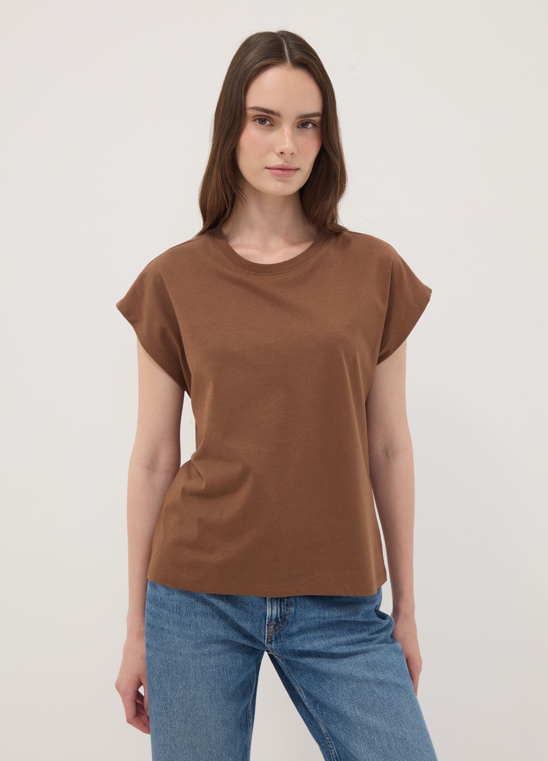&Kappa;&alpha;&phi;έ T-shirt &alpha;&pi;ό 100% &beta;&alpha;&mu;&beta;ά&kappa;&iota; &mu;&epsilon; &kappa;&omicron;&nu;&tau;ό &mu;&alpha;&nu;ί&kappa;&iota;, regular fit