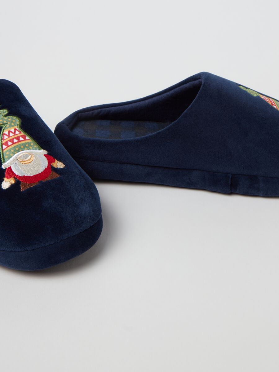 Slippers with Christmas gnome embroidery_2