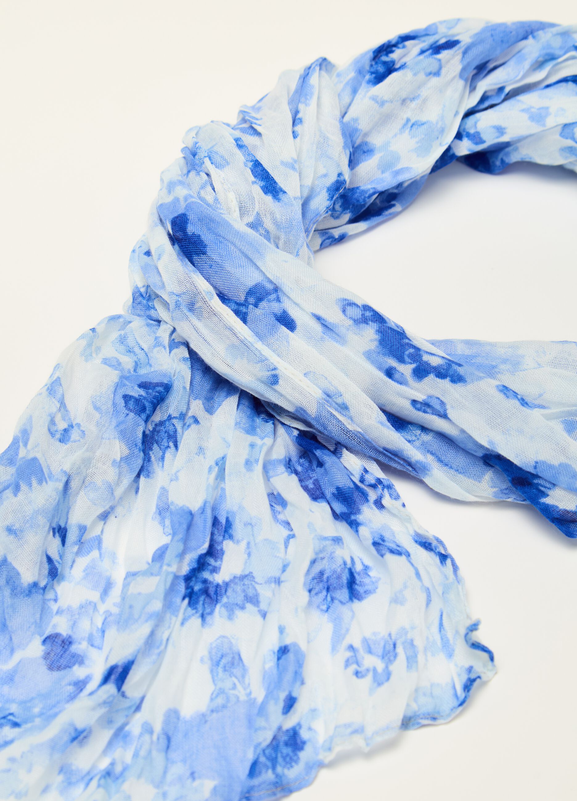 Crinkle-effect scarf with all-over print