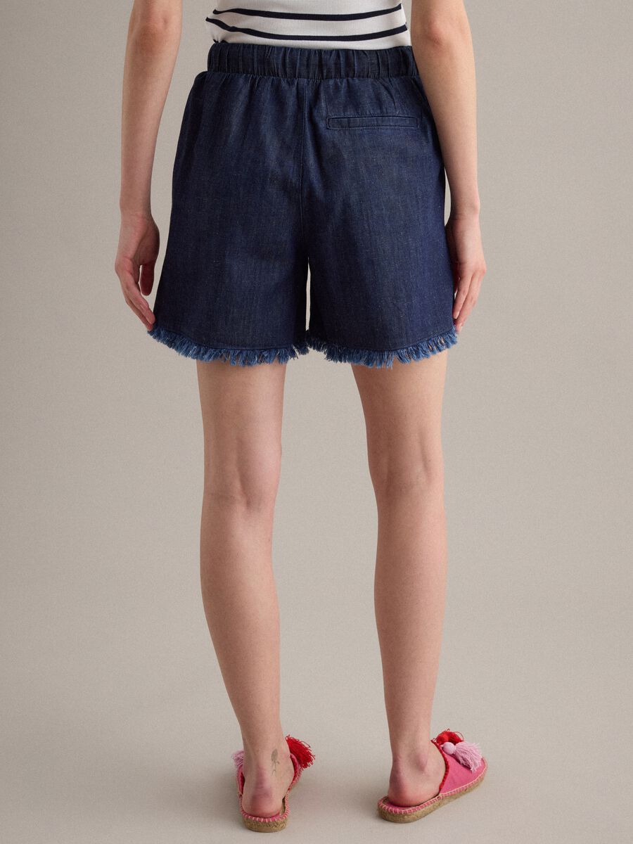 Blue cotton-blend denim shorts, regular fit with frayed hem_2