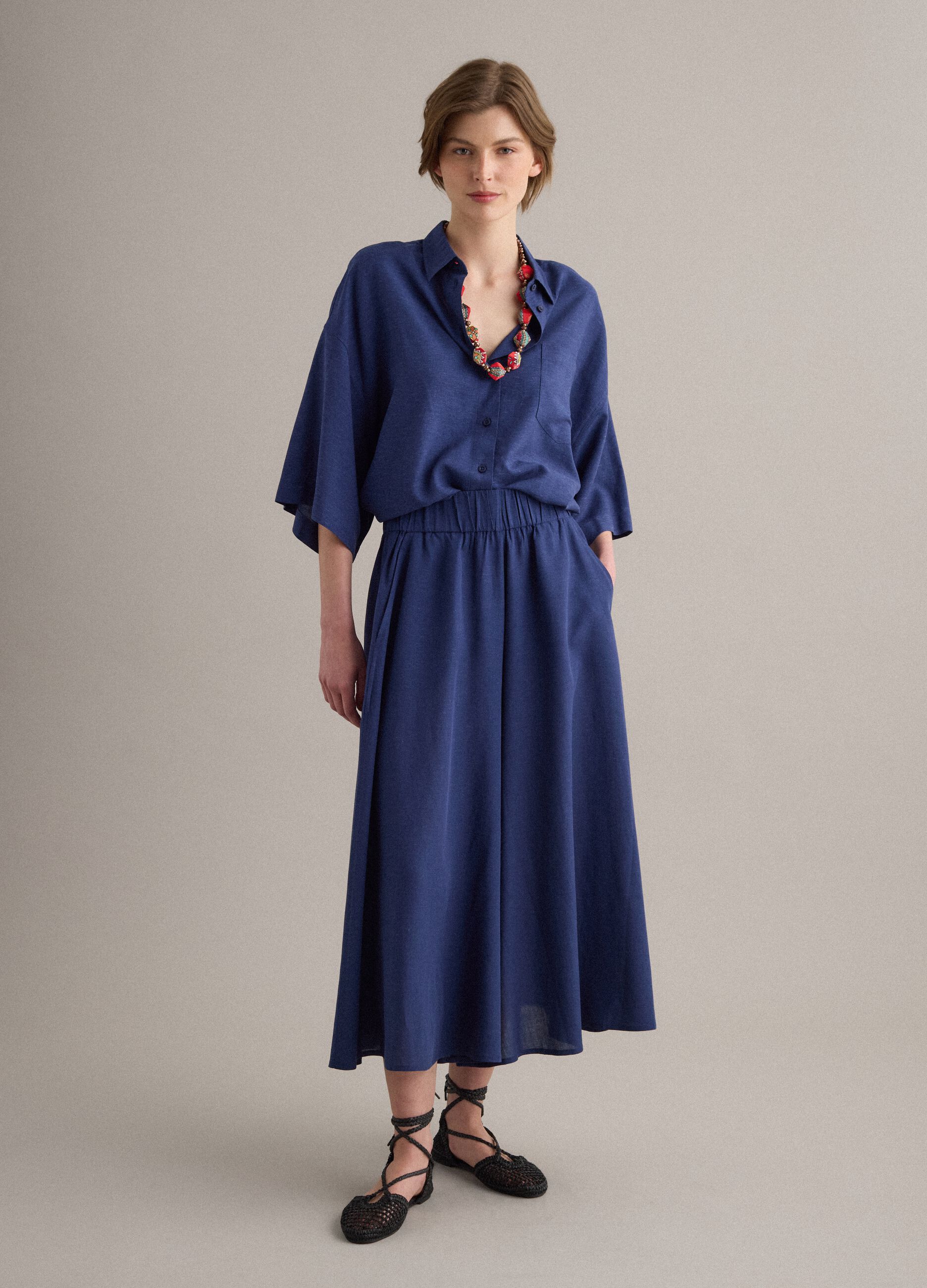 Camisa azul em mistura de viscose e linho, corte oversize