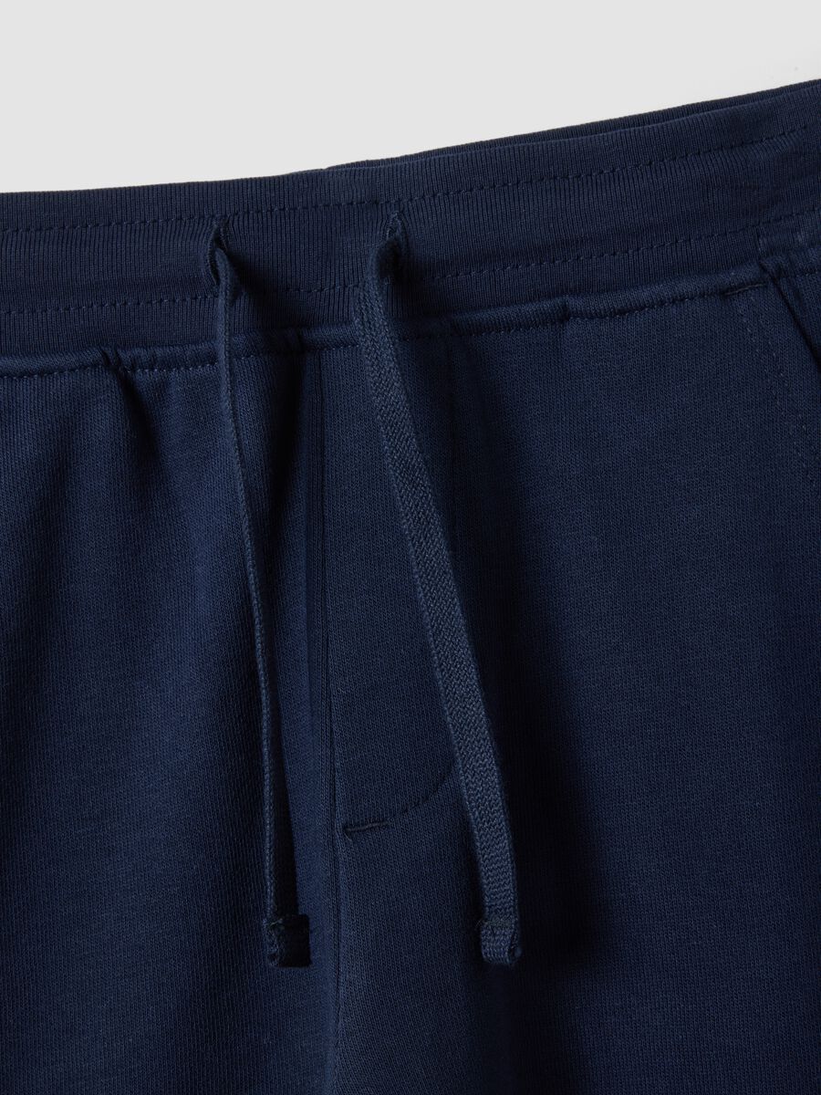 Pantaloni jogger blu in misto cotone con tasche cargo per bambino_2