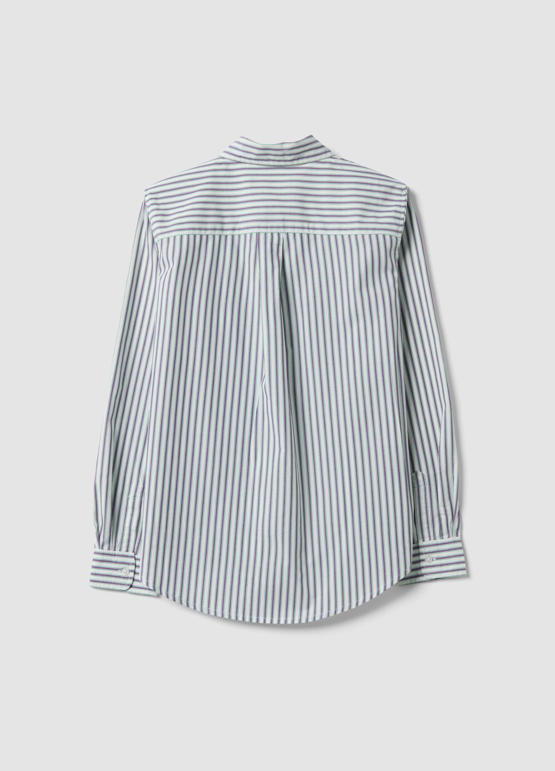 Camisa branca em popelina de algod&atilde;o com riscas roxas, corte regular