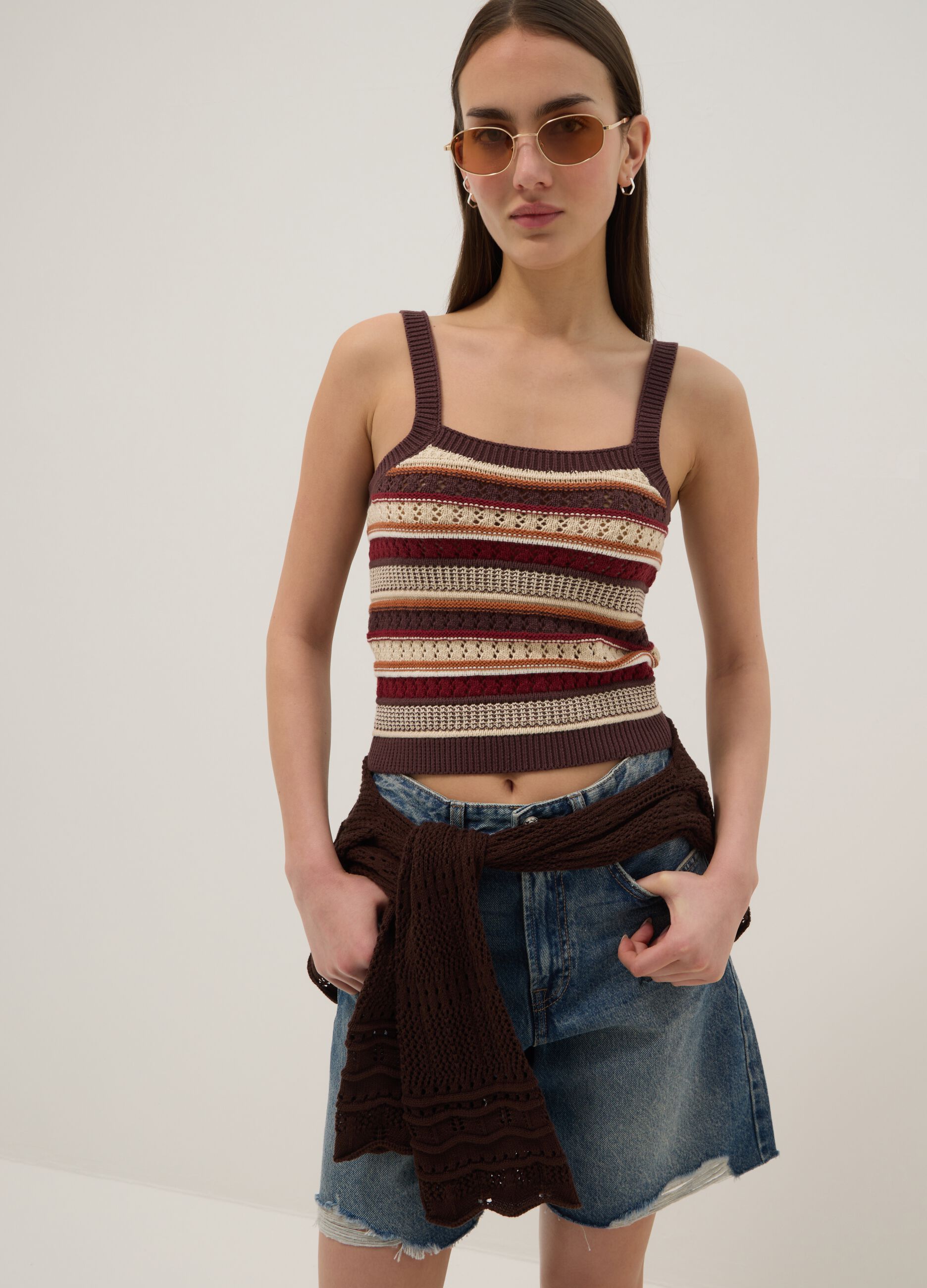 Eng anliegende Weste aus reiner Baumwolle mit mehrfarbigen Streifen und schmalen Tr&auml;gern