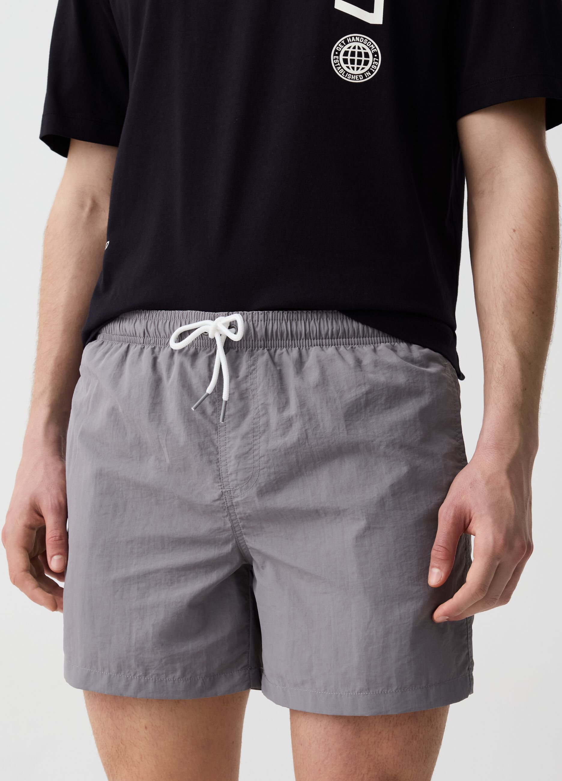 Swimming trunks with solid colour drawstring
