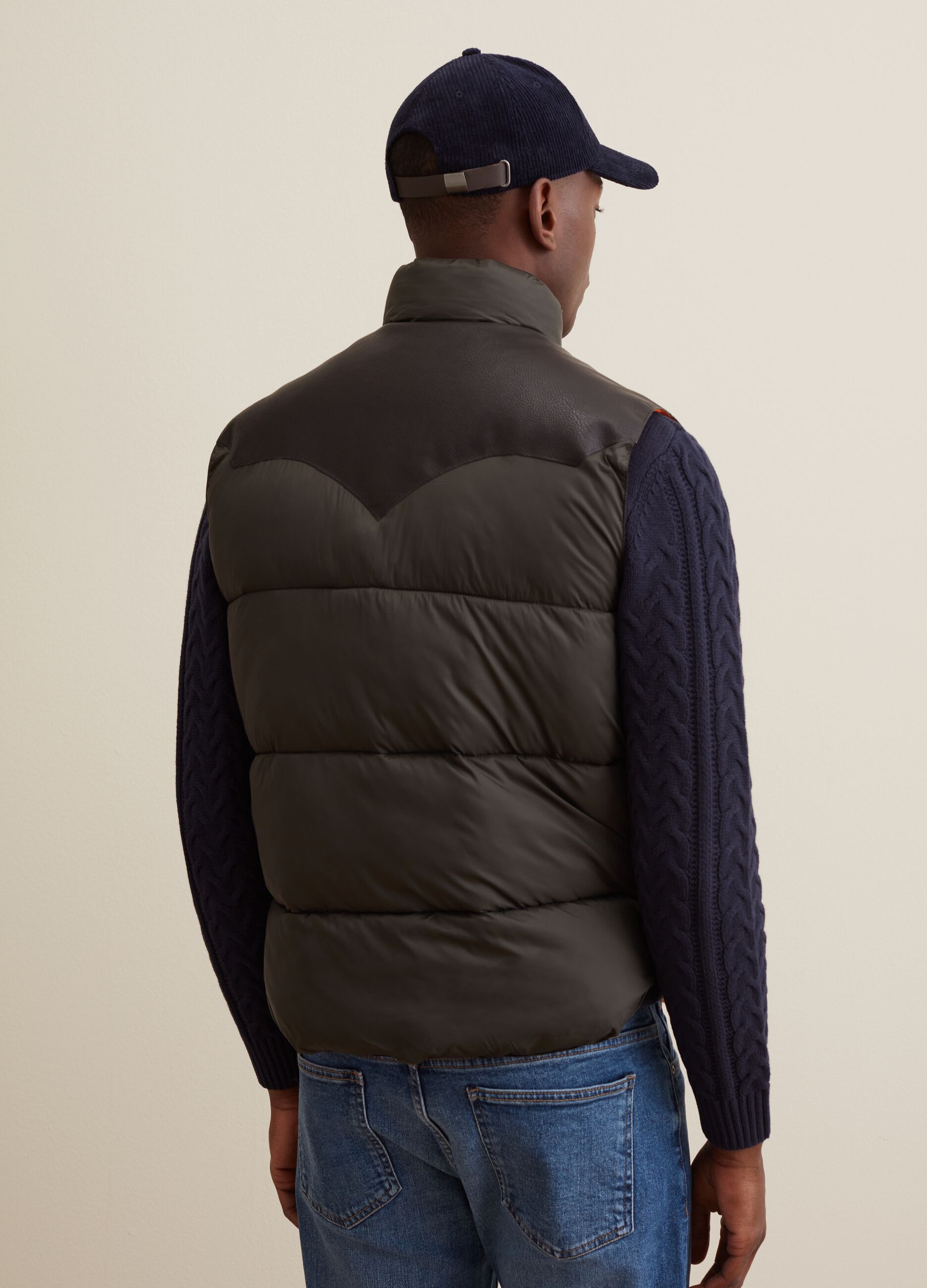 Quilted gilet with high collar_3