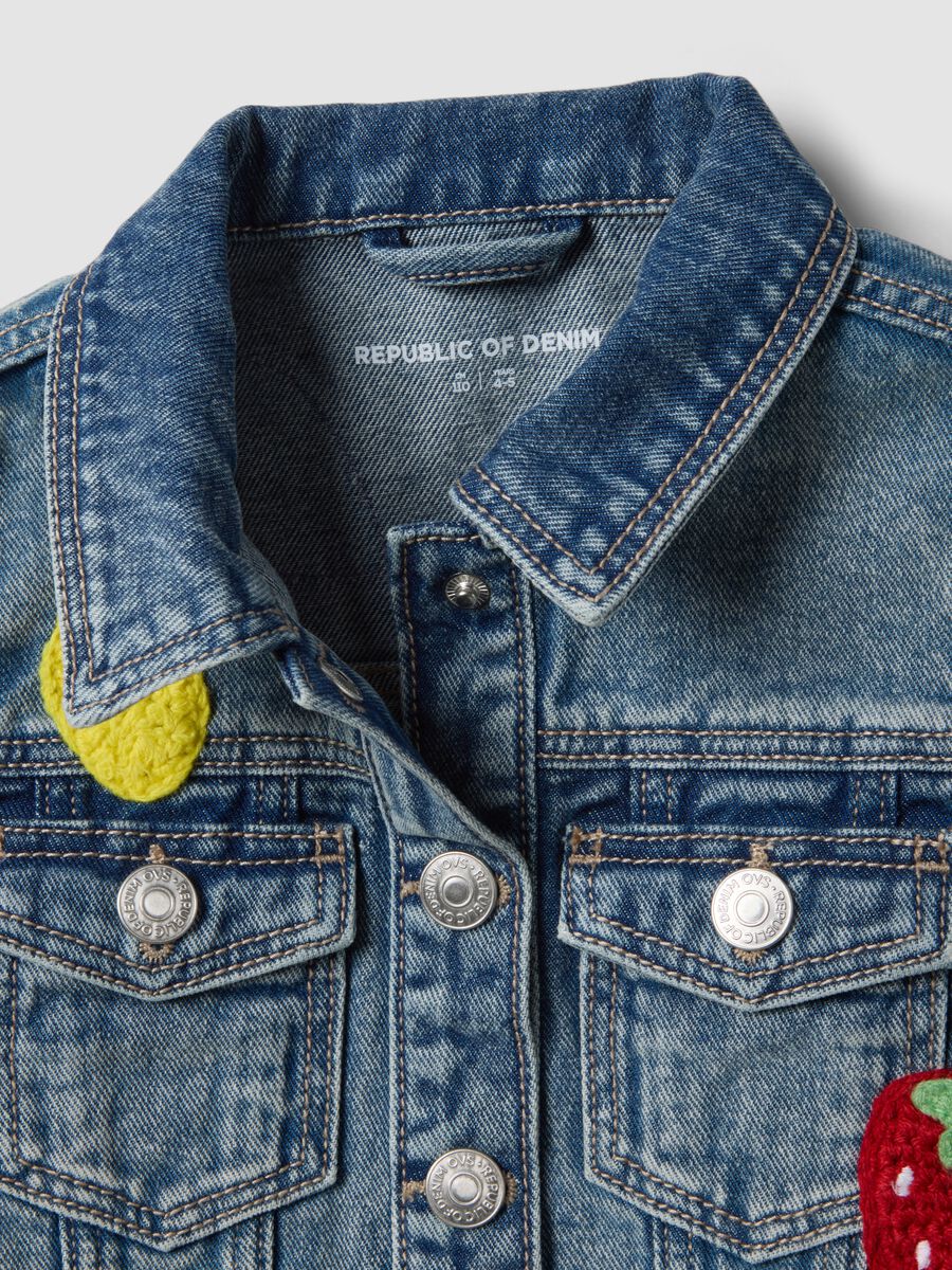 Chaqueta vaquera azul sin mangas 100% algod&oacute;n para ni&ntilde;a con parches de fruta_2