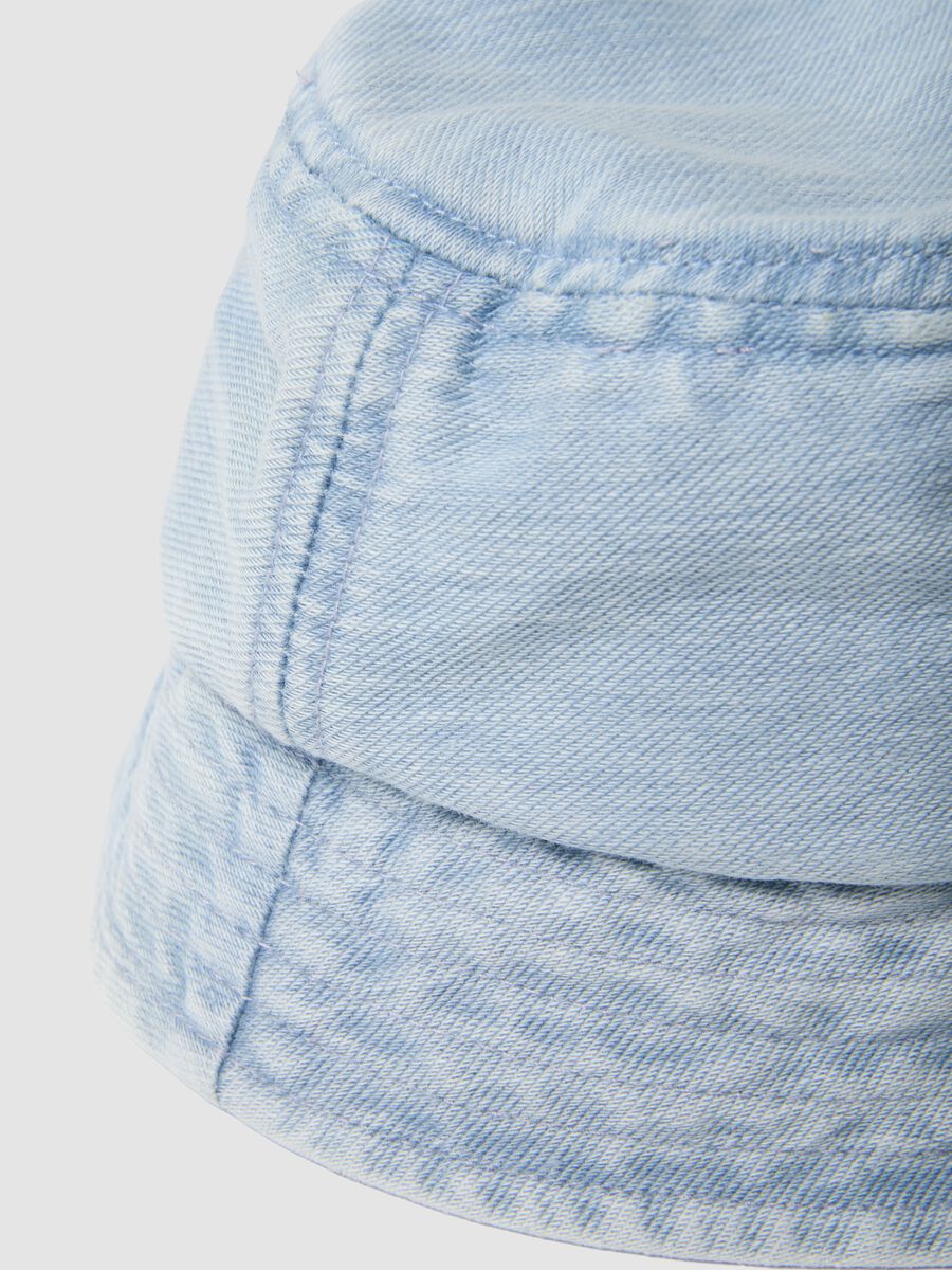 Cappello denim azzurro in cotone elasticizzato da bimbo con ricamo_1