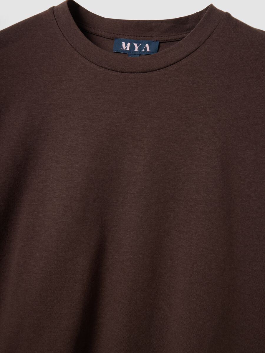 Camiseta marr&oacute;n de algod&oacute;n y modal el&aacute;stico_1