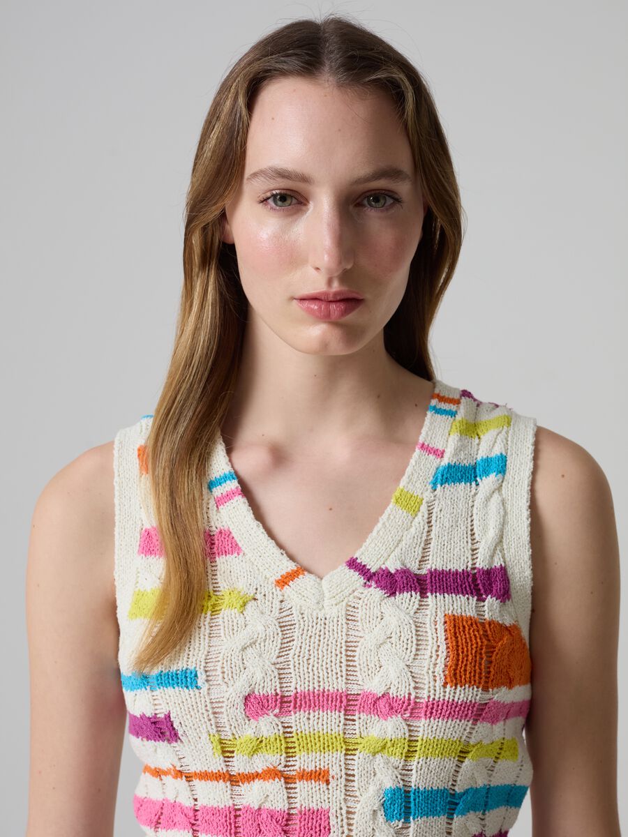 Ribbed closed gilet with multicoloured pattern_1