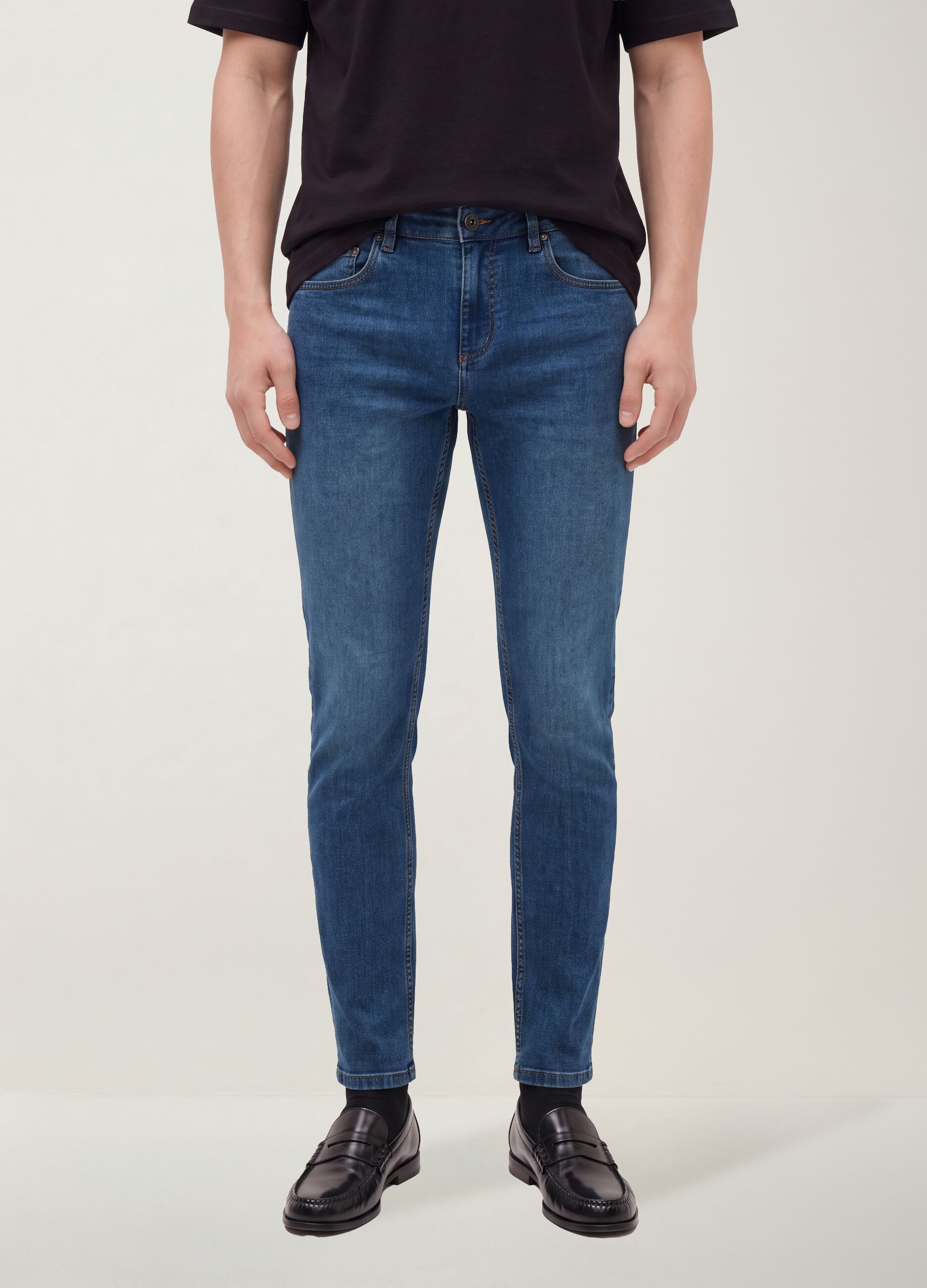 Skinny fit &tau;&zeta;&iota;&nu; denim &alpha;&pi;ό &epsilon;&lambda;&alpha;&sigma;&tau;&iota;&kappa;ό &beta;&alpha;&mu;&beta;ά&kappa;&iota;