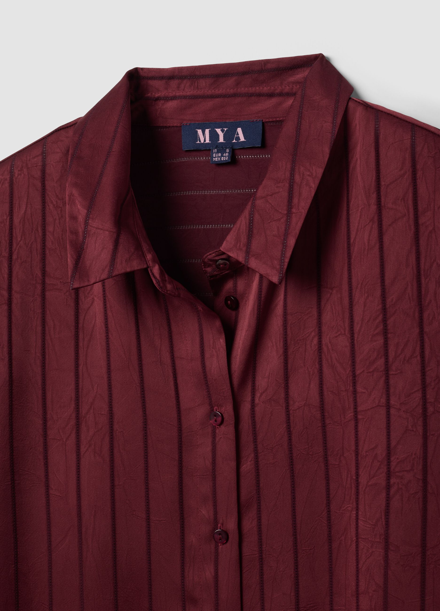 Red striped shirt with classic collar, regular fit