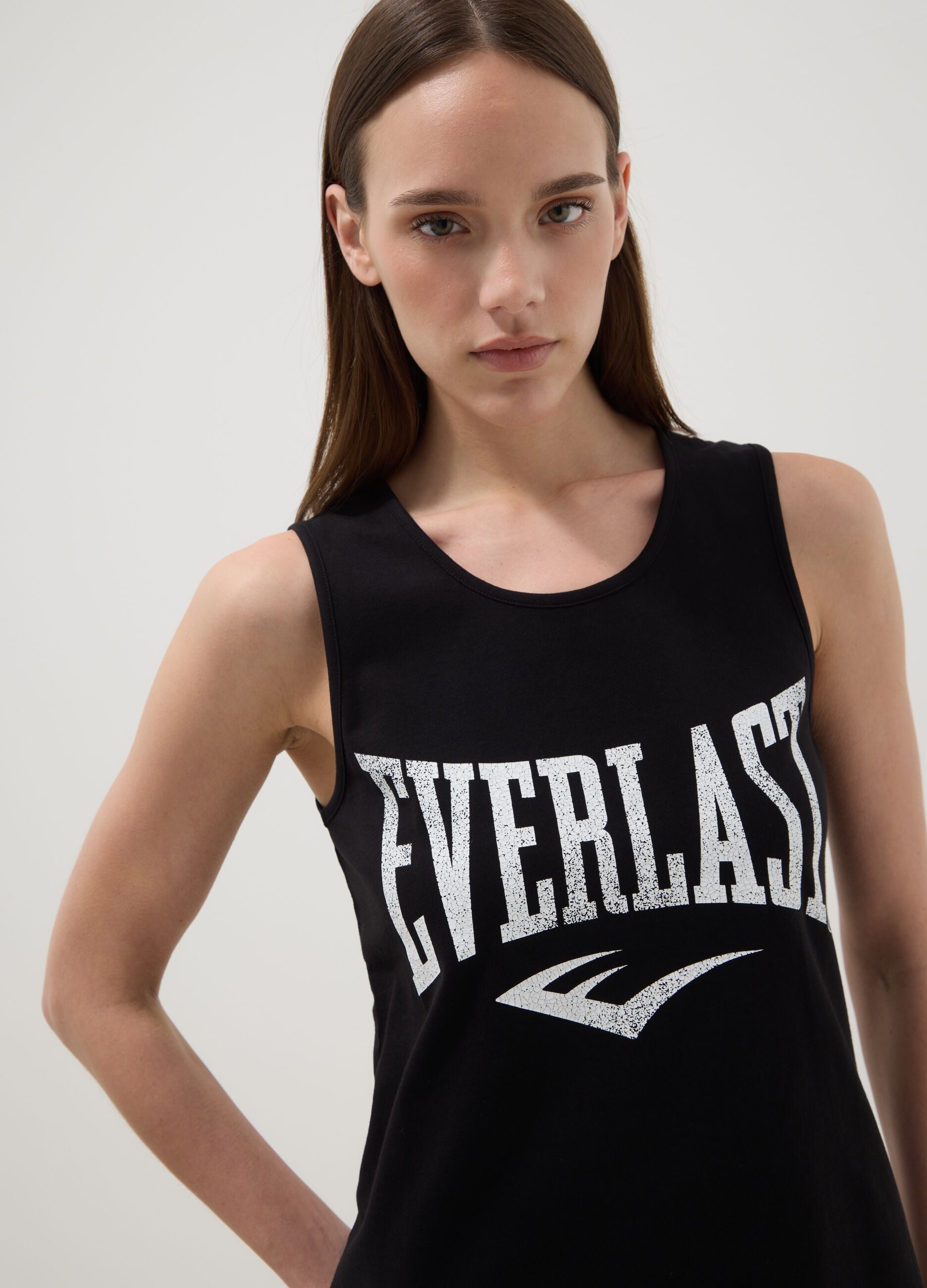 Top de al&ccedil;as preto em algod&atilde;o puro com ajuste regular e logo Everlast