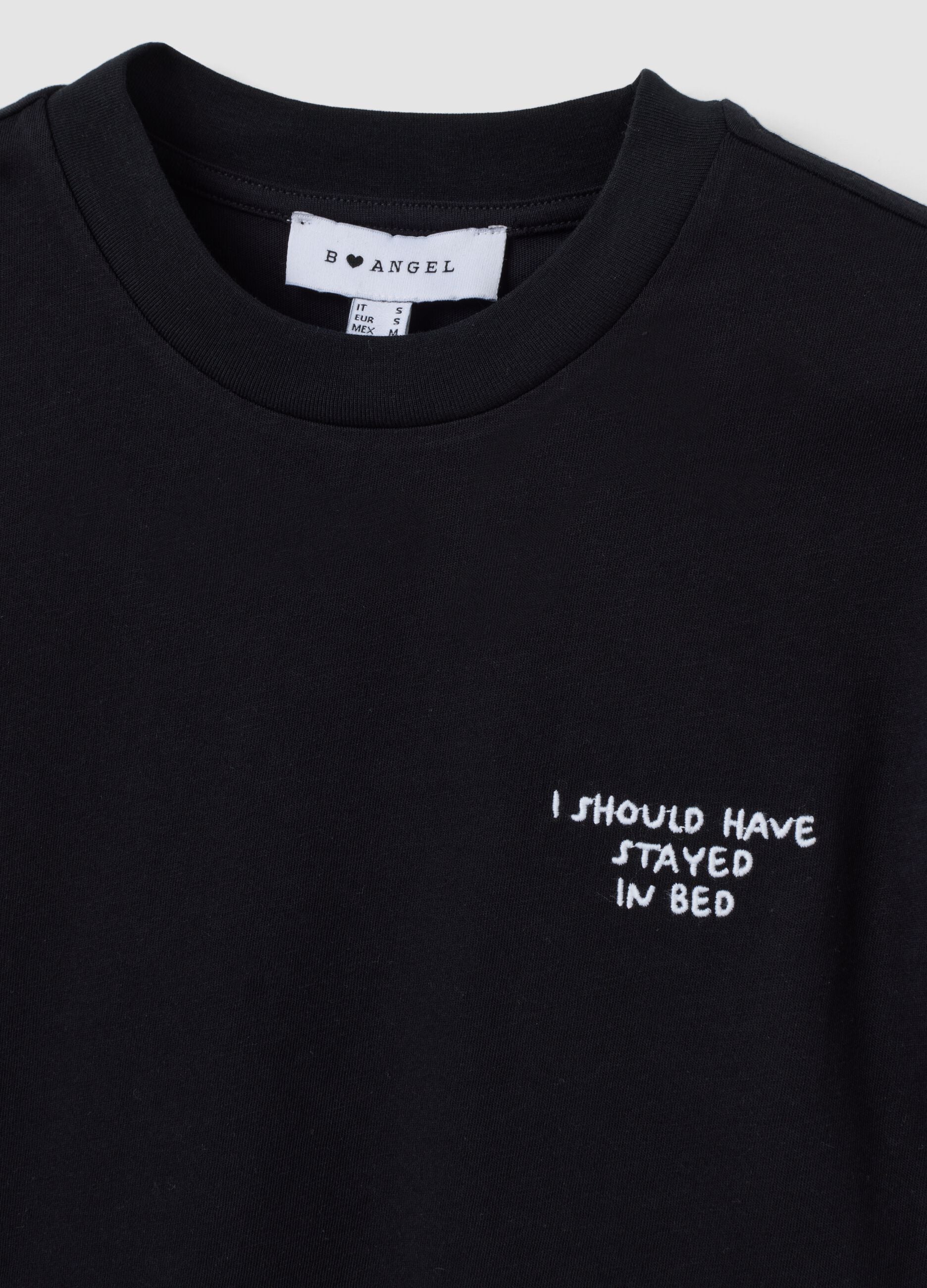 &Mu;&alpha;ύ&rho;&omicron; T-shirt &alpha;&pi;ό 100% &beta;&alpha;&mu;&beta;ά&kappa;&iota; &sigma;&epsilon; relaxed &epsilon;&phi;&alpha;&rho;&mu;&omicron;&gamma;ή &mu;&epsilon; &kappa;&epsilon;&nu;&tau;&eta;&mu;έ&nu;&omicron; &mu;ή&nu;&upsilon;&mu;&alpha;