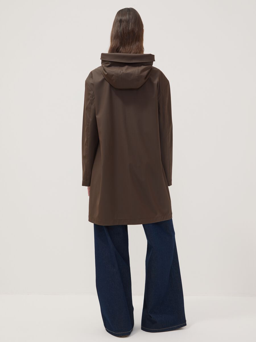 Lange braune Jacke mit Kapuze und Reissverschluss_3