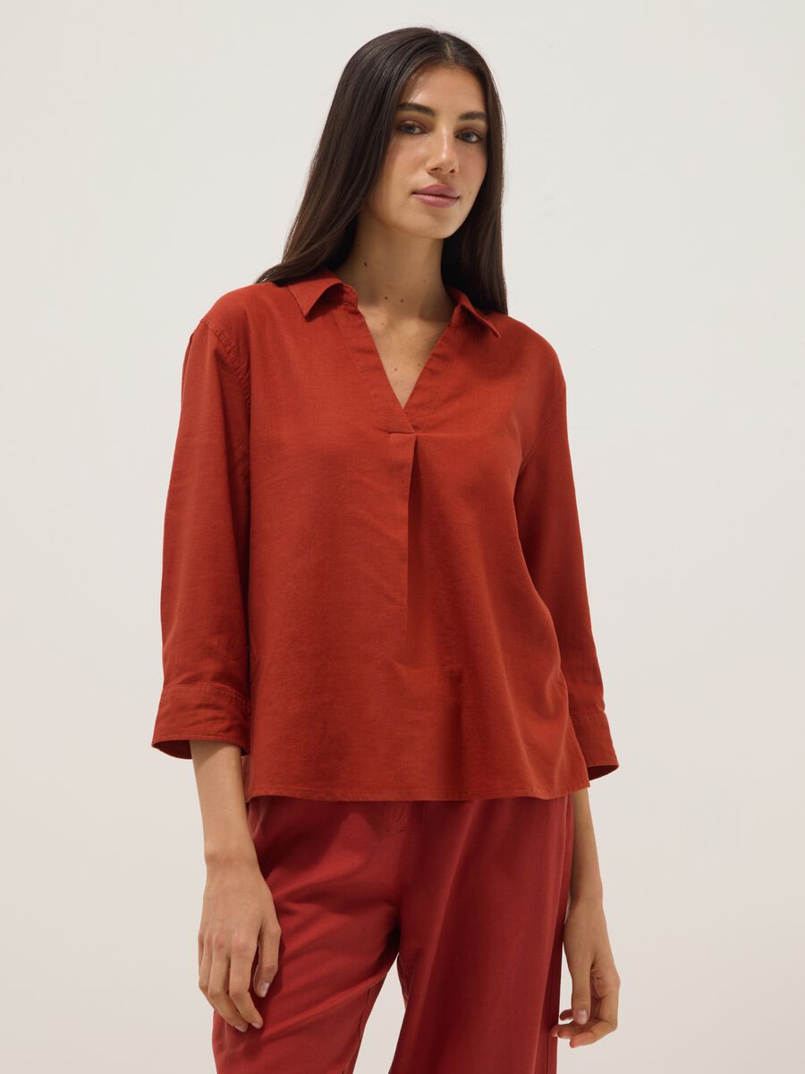 Rotes Regular-Fit-Hemd aus Leinen-Viscose-Mix mit V-Ausschnitt_1