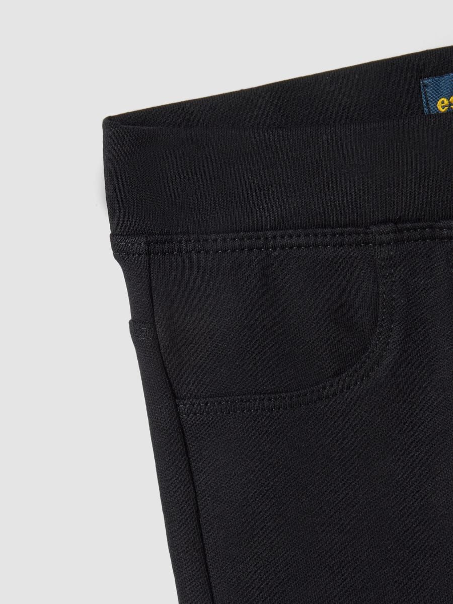 Schwarze Flare-Hose aus Bio-Baumwolle_2
