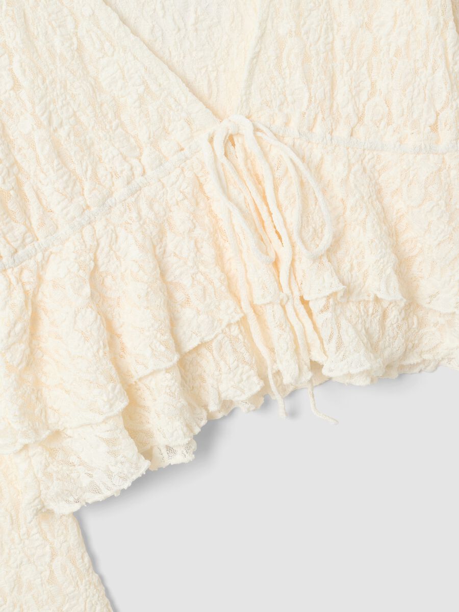 White stretch fabric top with deep V-neck and ruffle hem_5