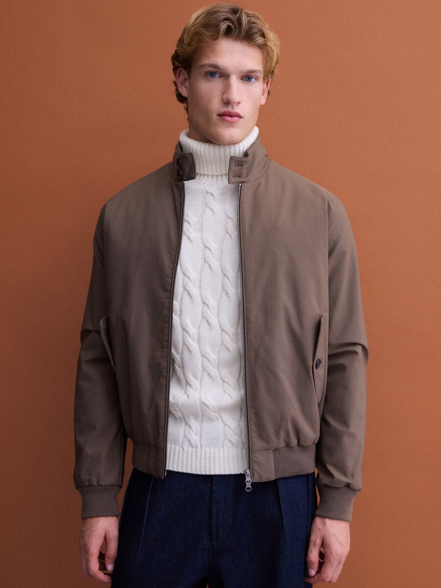 Green padded jacket in a regular fit with zip and high collar_1