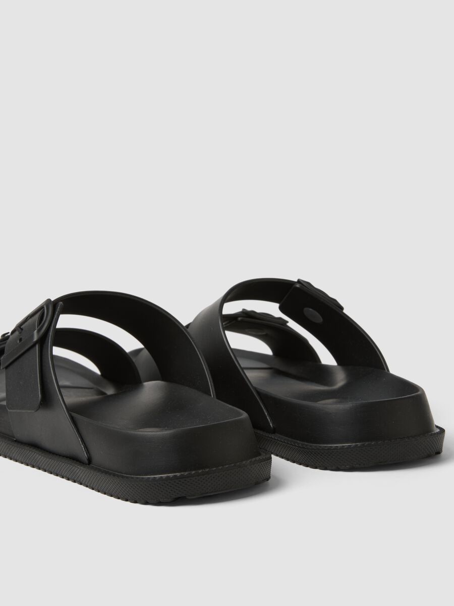 Sandalias negras con doble tira y hebillas_1