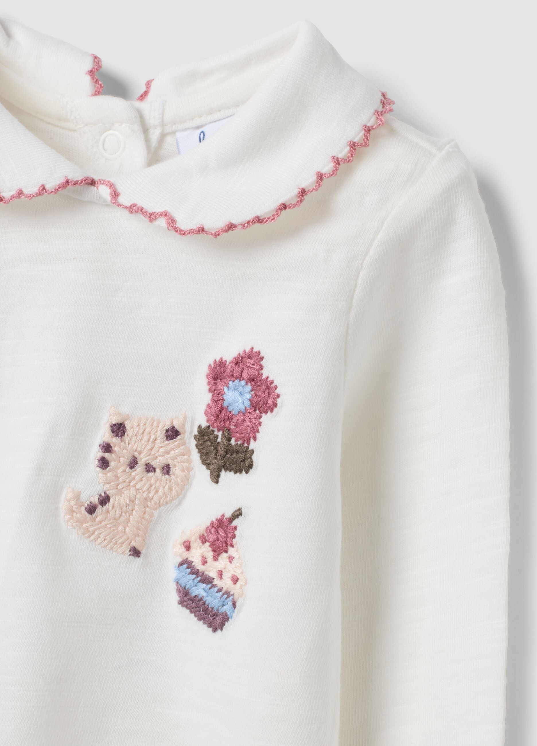 Wei&szlig;es Jersey-Shirt aus reiner Bio-Baumwolle mit Stickerei, Regular Fit