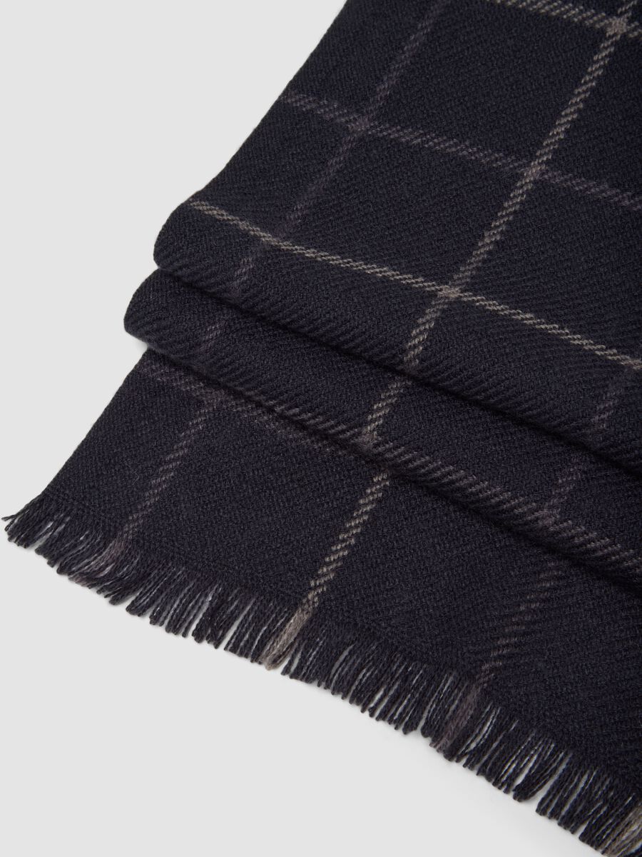 Sciarpa blu navy a quadri con frange_2