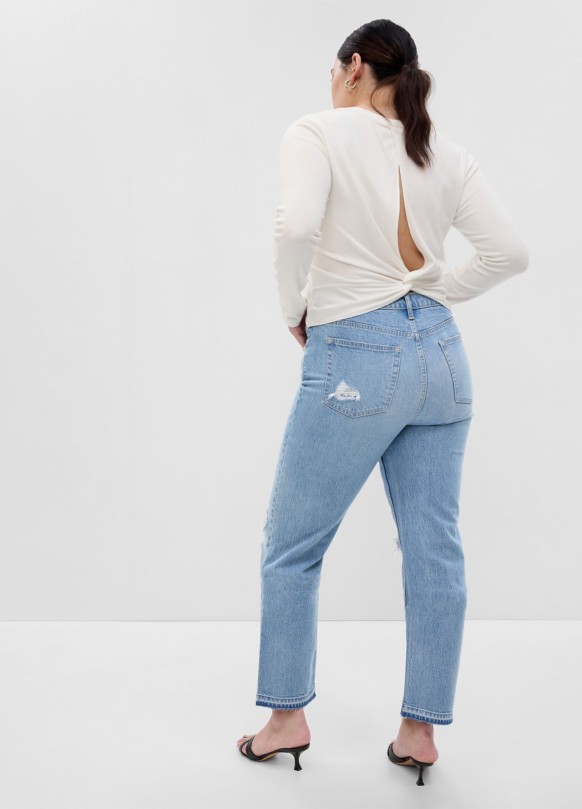 Straight-fit, high-rise jeans with worn look