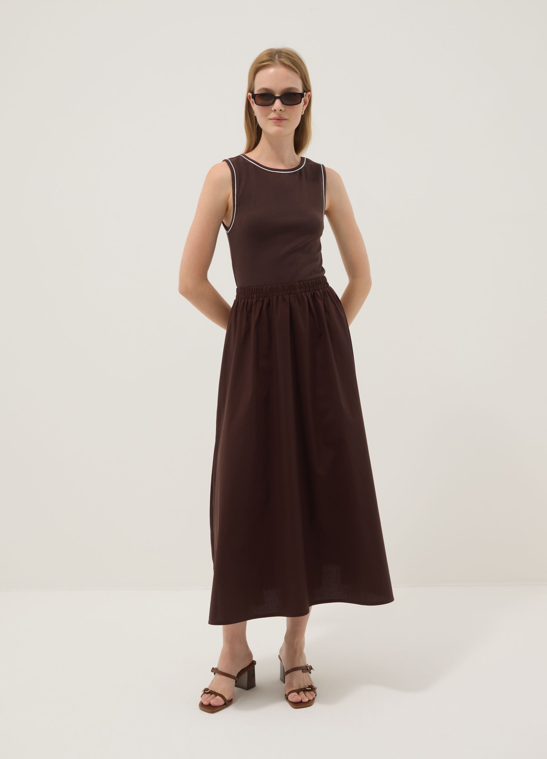 Abito marrone smanicato in cotone elasticizzato regular fit