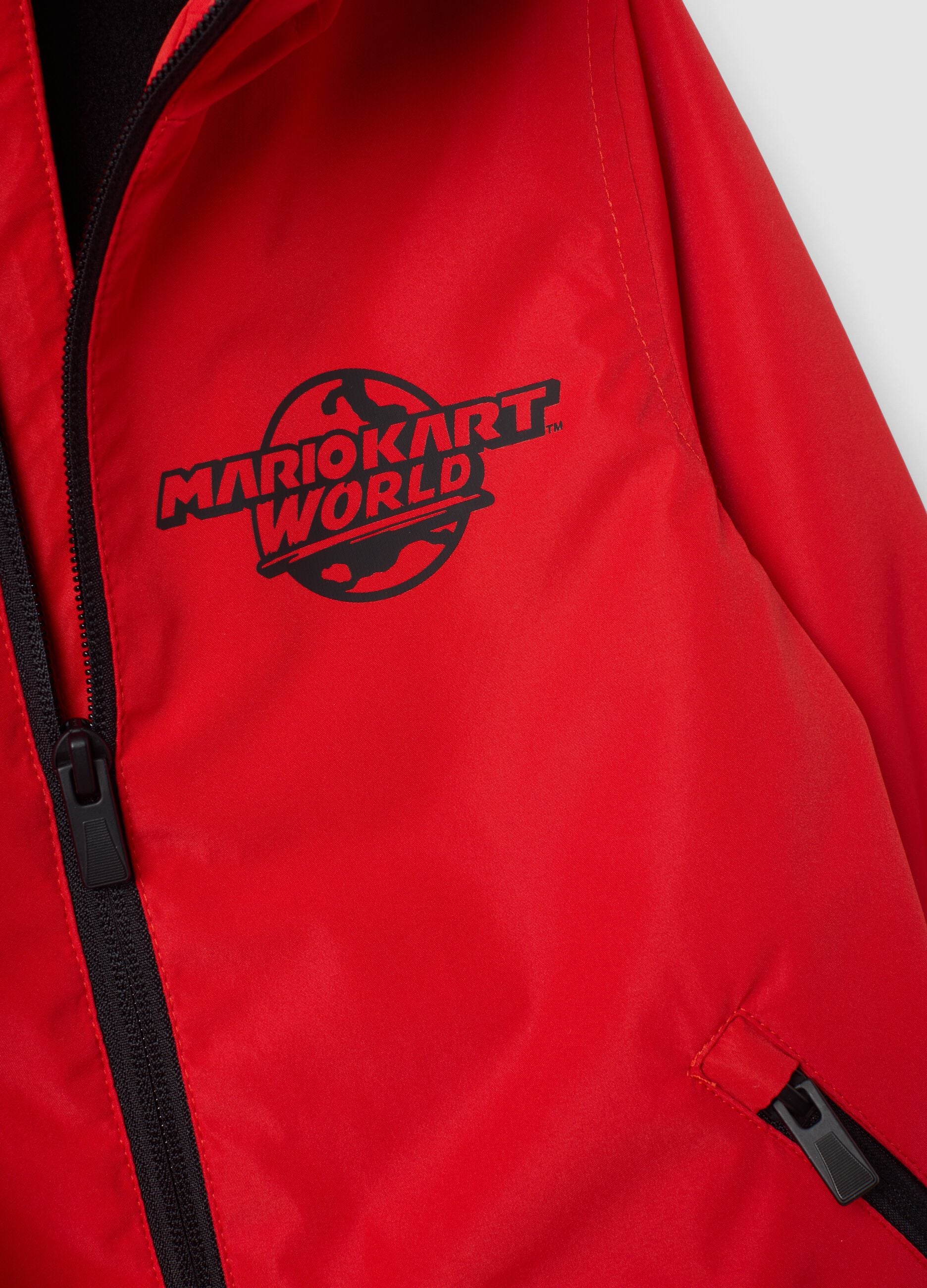 Rote Regenjacke mit Kapuze und Reissverschluss, Mario-Kart-Print