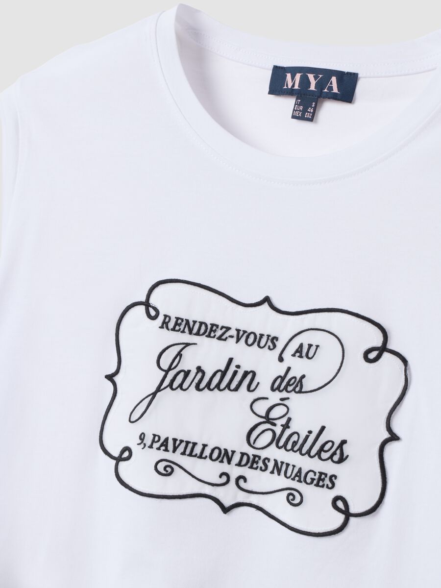 Wei&szlig;es T-Shirt aus reiner Baumwolle mit Rundhalsausschnitt und Frontprint, Regular Fit_1