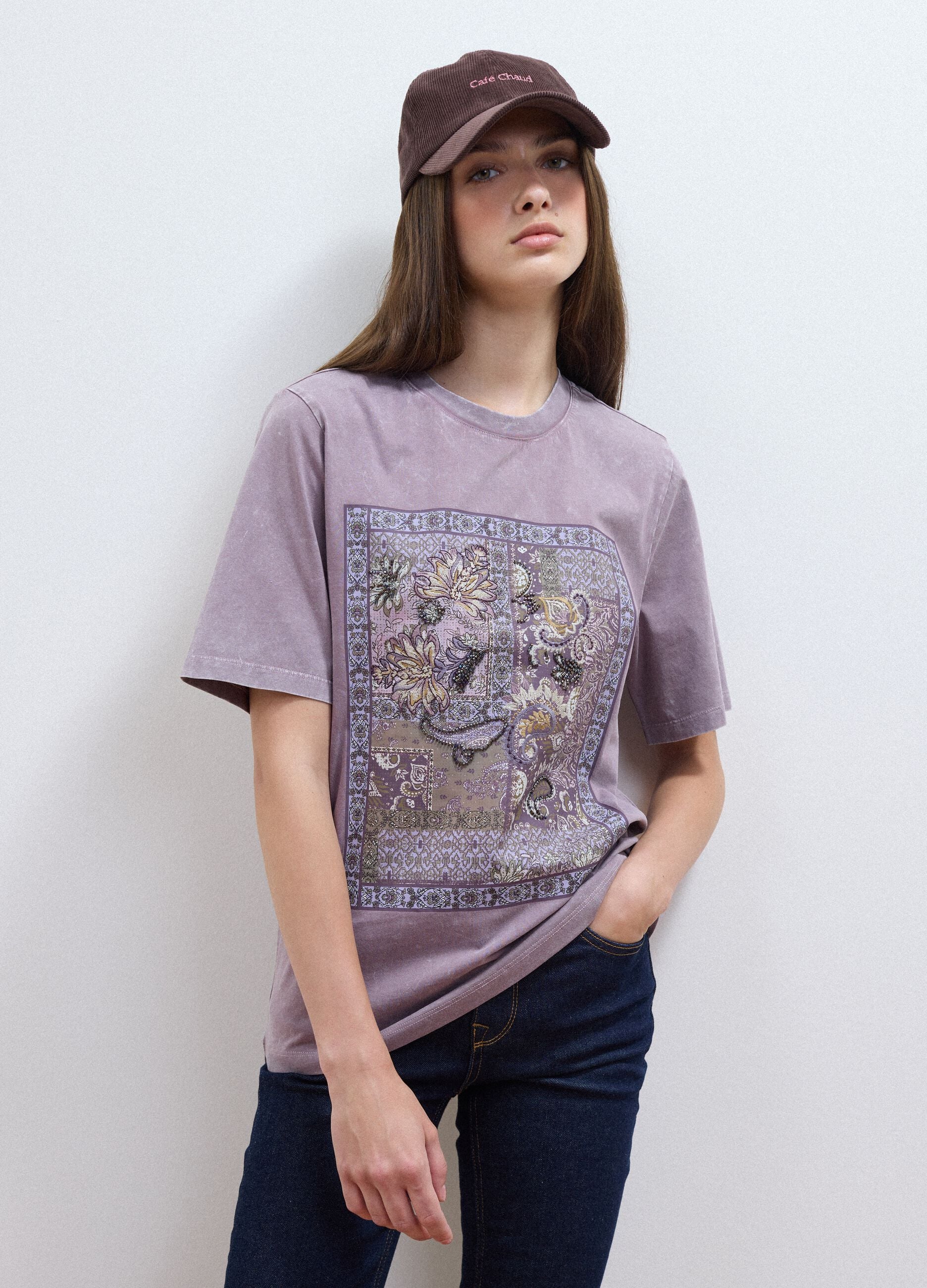 &Mu;&omega;&beta; T-shirt &alpha;&pi;ό 100% &beta;&alpha;&mu;&beta;ά&kappa;&iota; &mu;&epsilon; &phi;&lambda;&omicron;&rho;ά&lambda; &sigma;&tau;ά&mu;&pi;&alpha;, relaxed &epsilon;&phi;&alpha;&rho;&mu;&omicron;&gamma;ή