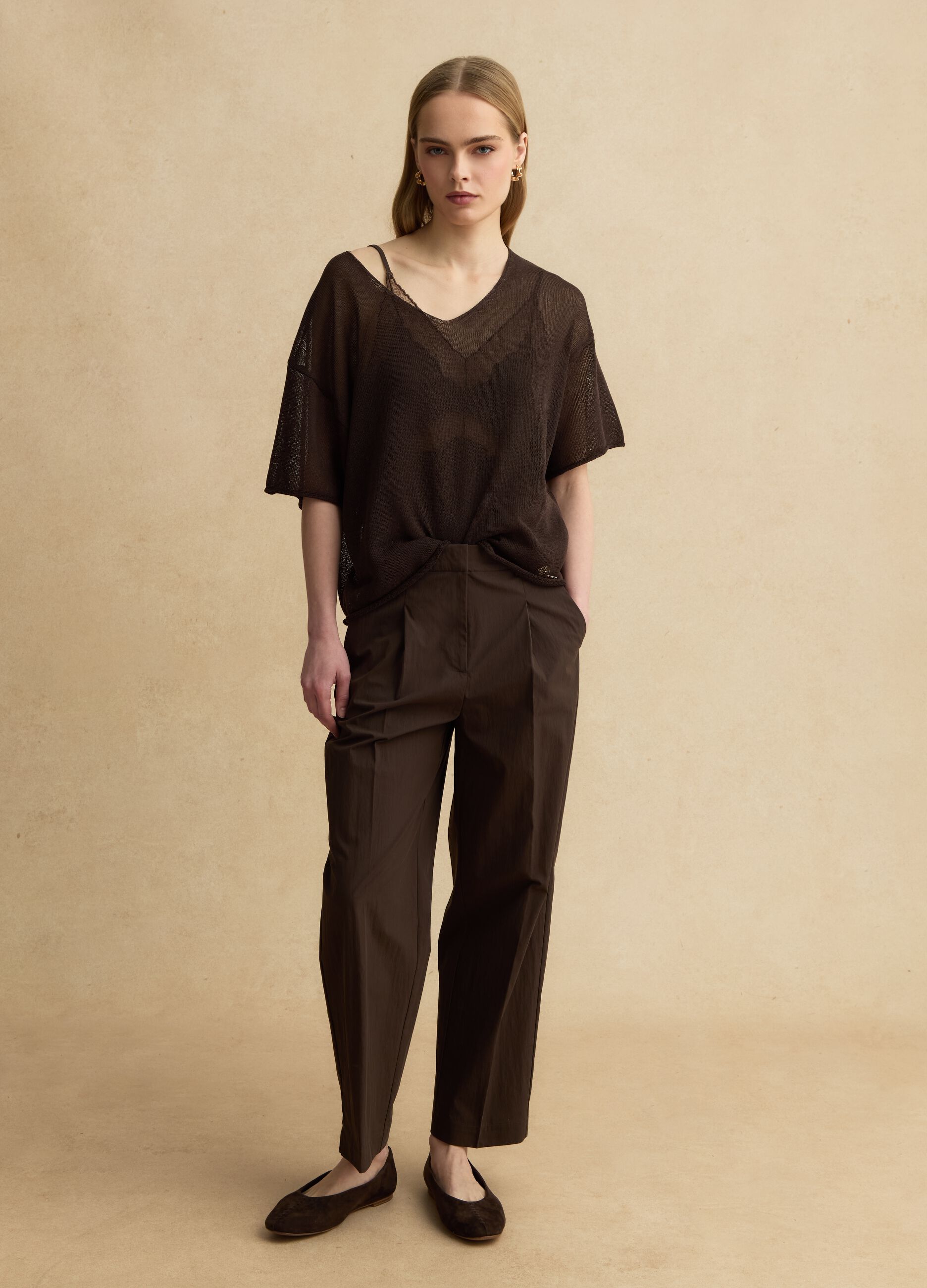 Smeđa predimenzionirana majica s V-izrezom, mje&scaron;avina lyocella i lana
