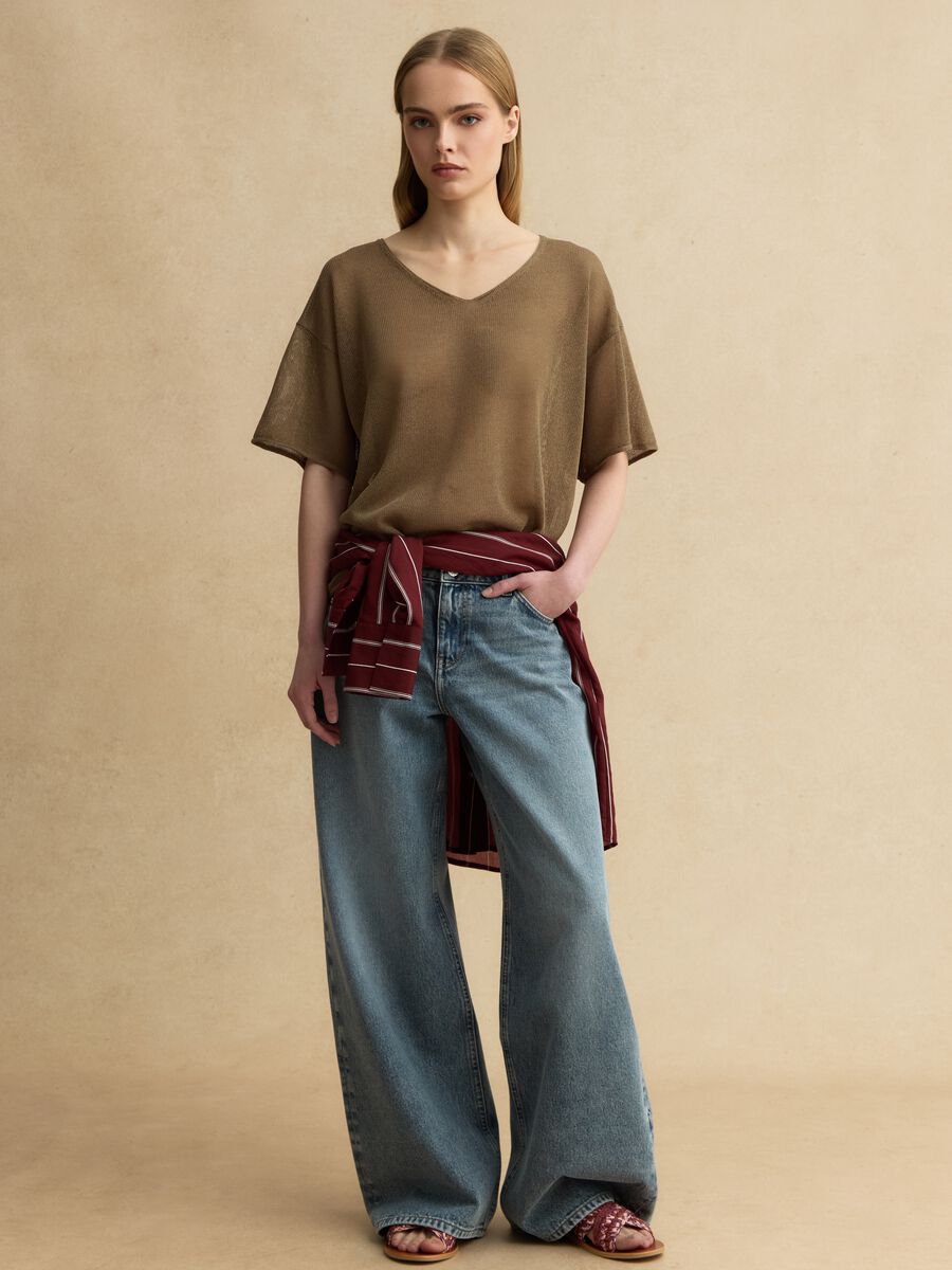 Brauner Oversize-Pullover aus Lyocell- und Leinenmischung mit V-Ausschnitt_2