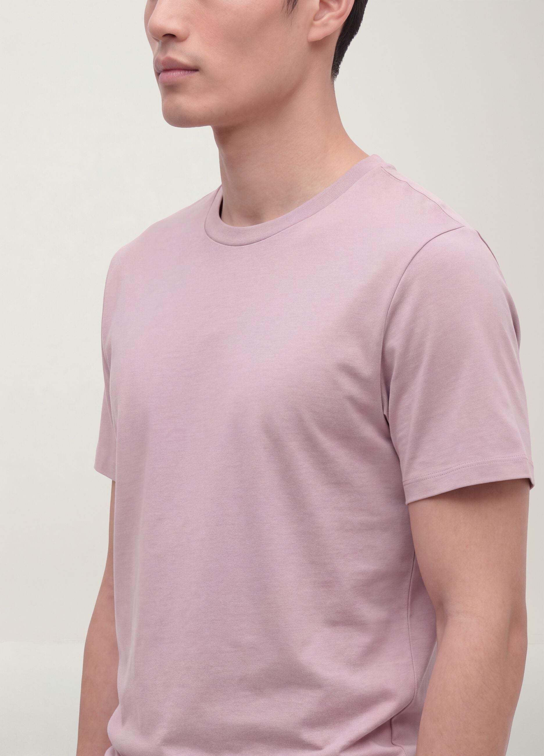 Camiseta morada de puro algod&oacute;n mercerizado de cuello redondo, corte regular