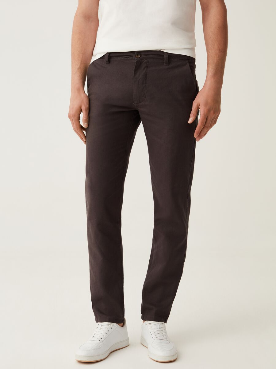 Pantaloni chino regular fit in cotone e lino_1