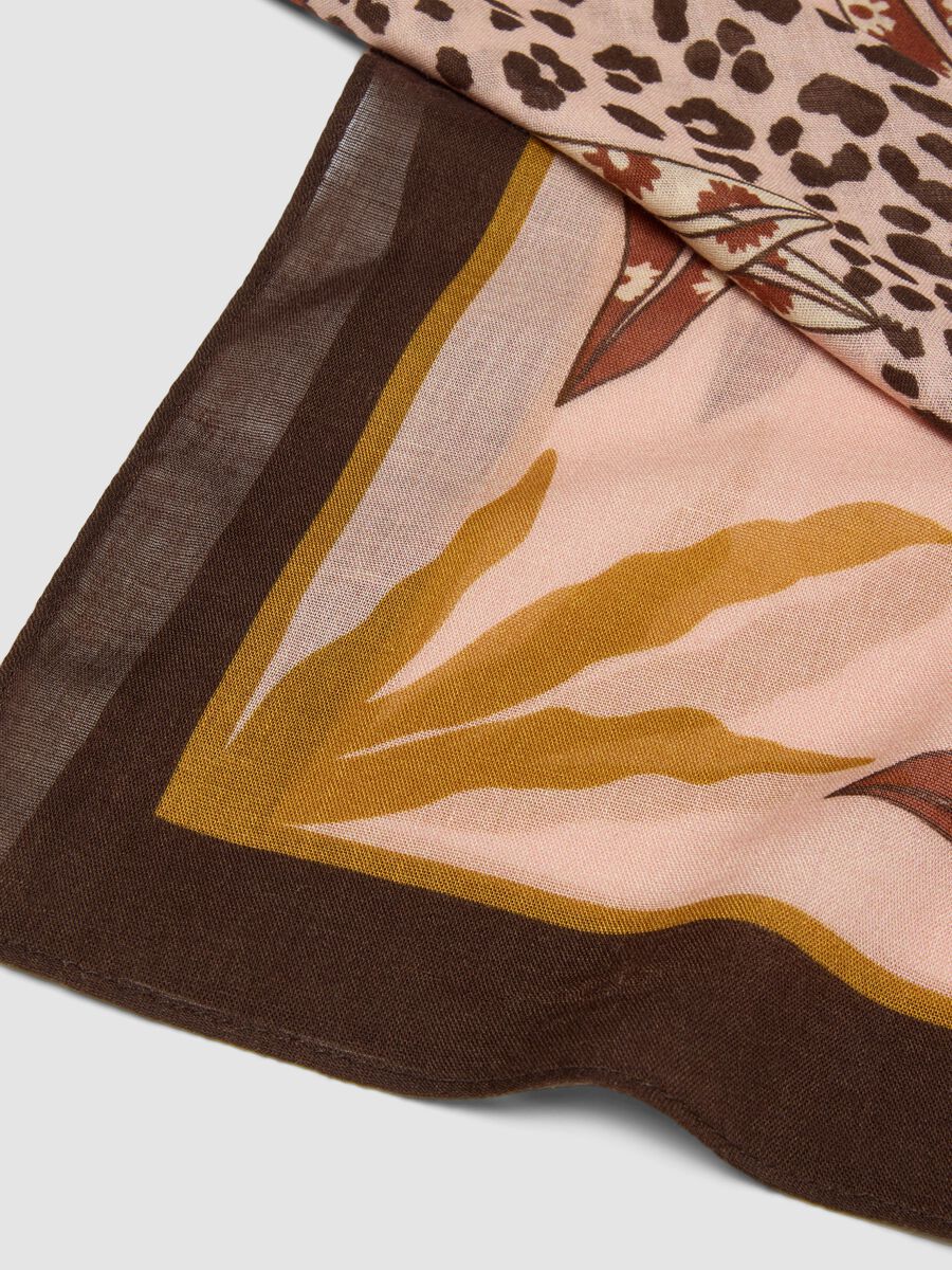 Foulard marrone in misto viscosa e lana con fantasia_2