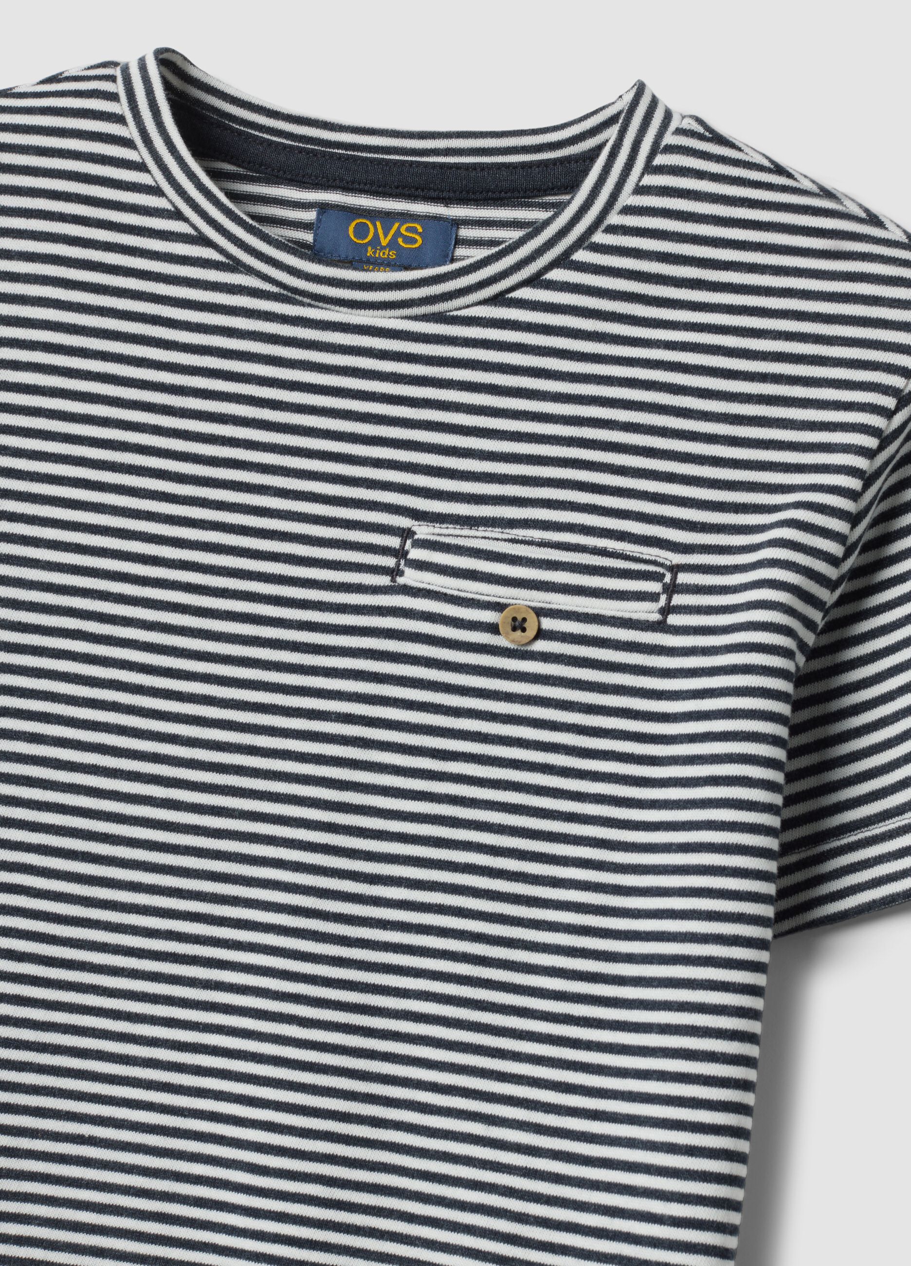 Conjunto azul em mistura de algod&atilde;o com T-shirt &agrave;s riscas e cal&ccedil;&otilde;es