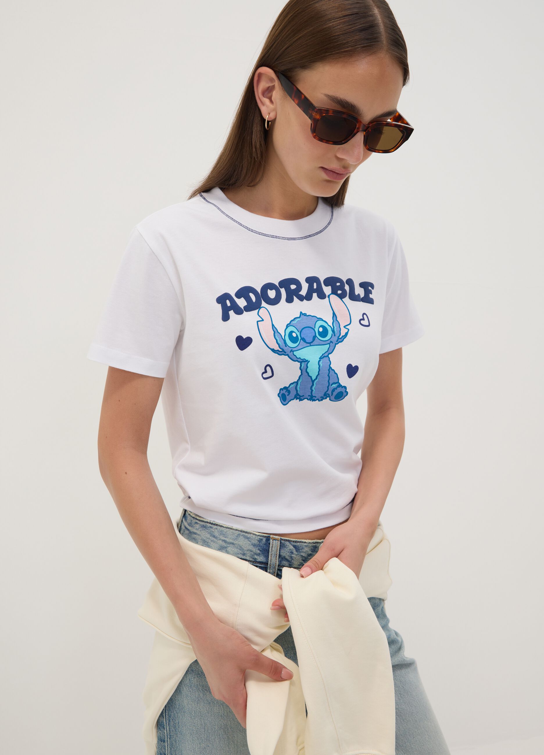 T-shirt branca em algod&atilde;o puro com estampado do Stitch, corte regular