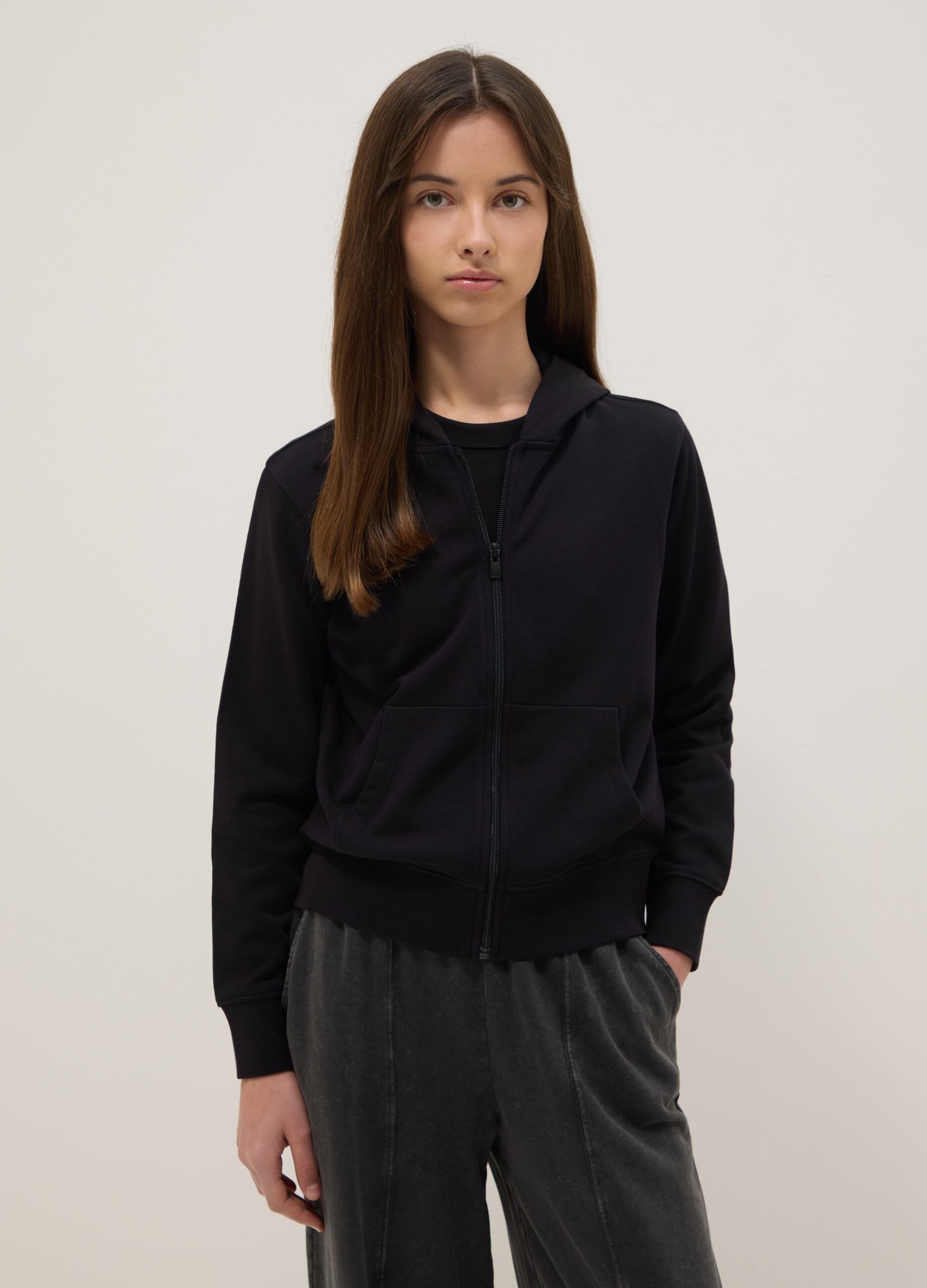 Girls' regular fit black pure cotton sweatshirt with zip