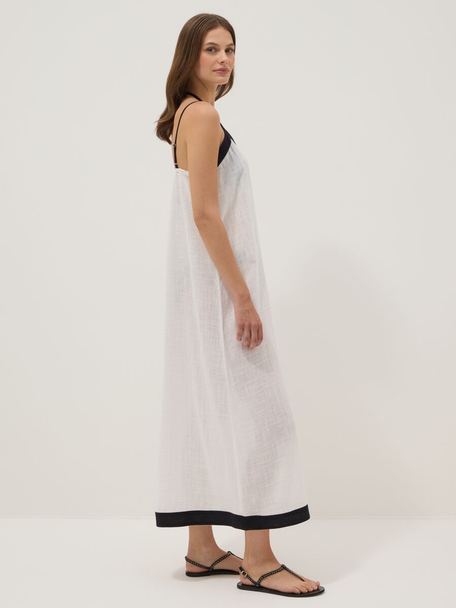 Langes weisses Strandkleid aus Baumwoll-Viskose-Mix_1