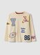 T-shirt beige in puro cotone con girocollo e stampe college per bambino_0