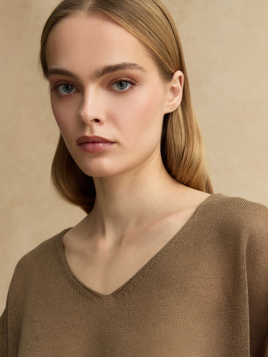 Brauner Oversize-Pullover aus Lyocell- und Leinenmischung mit V-Ausschnitt_0