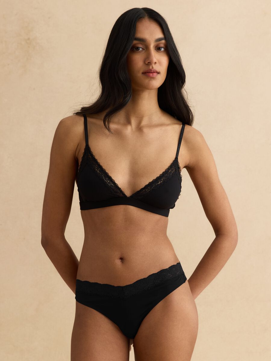 Black Triangle Bra with Lace Details_1