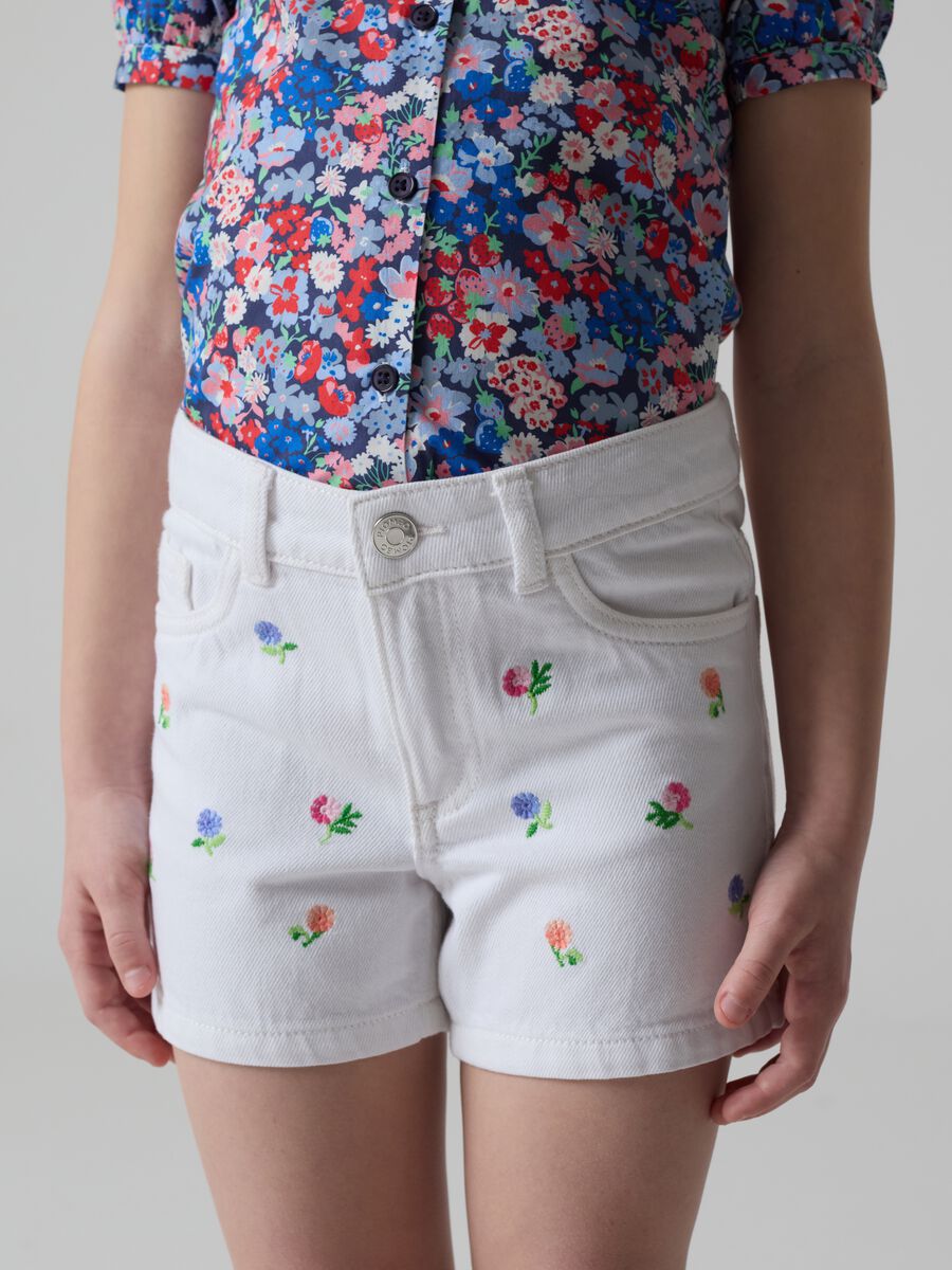 Cotton shorts with floral embroidery_4