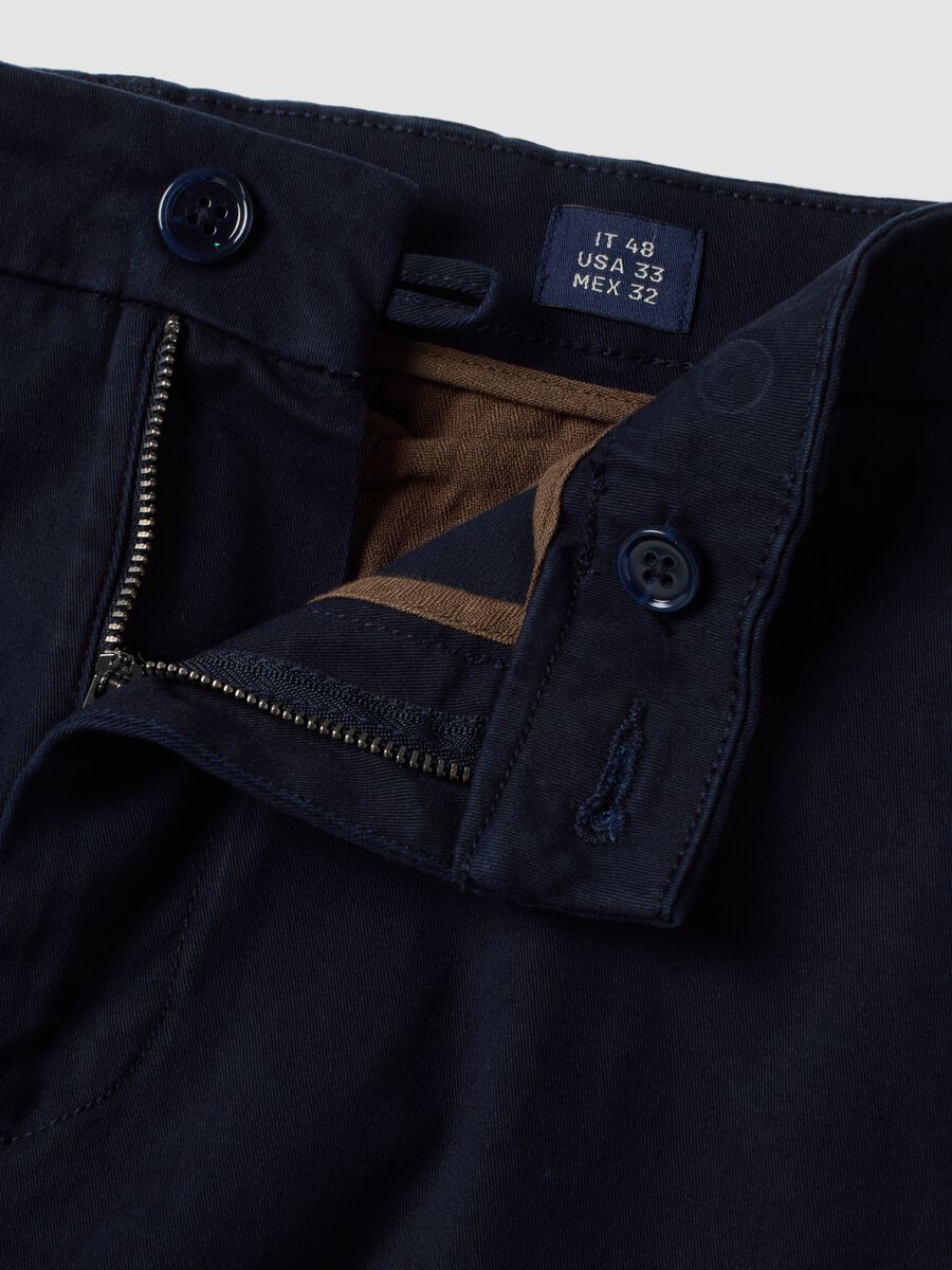 Blaue Slim-Fit-Chinohose aus elastischem Baumwolltwill_1