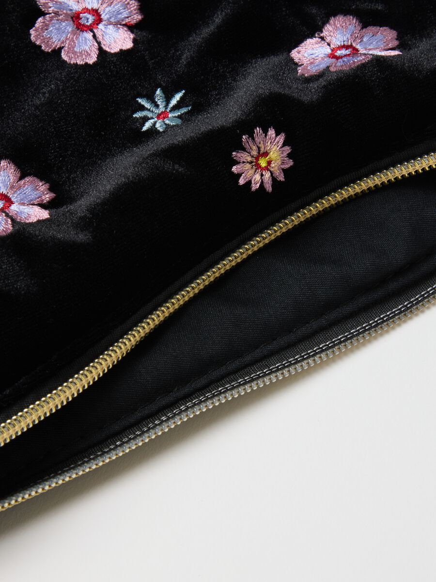 Black shoulder bag with floral embroidery and zip_2