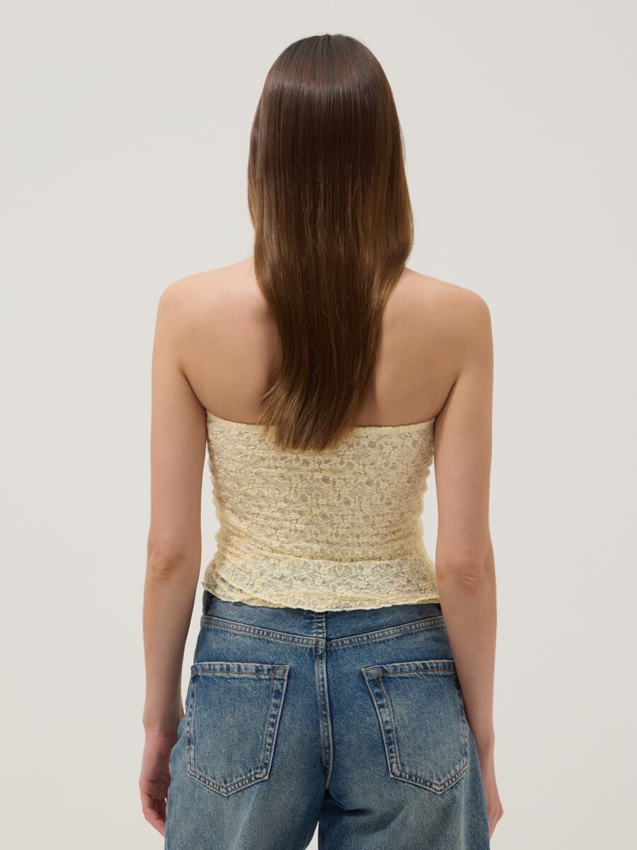 Gelbes, kurzes Stretch-Top mit floraler Struktur_3