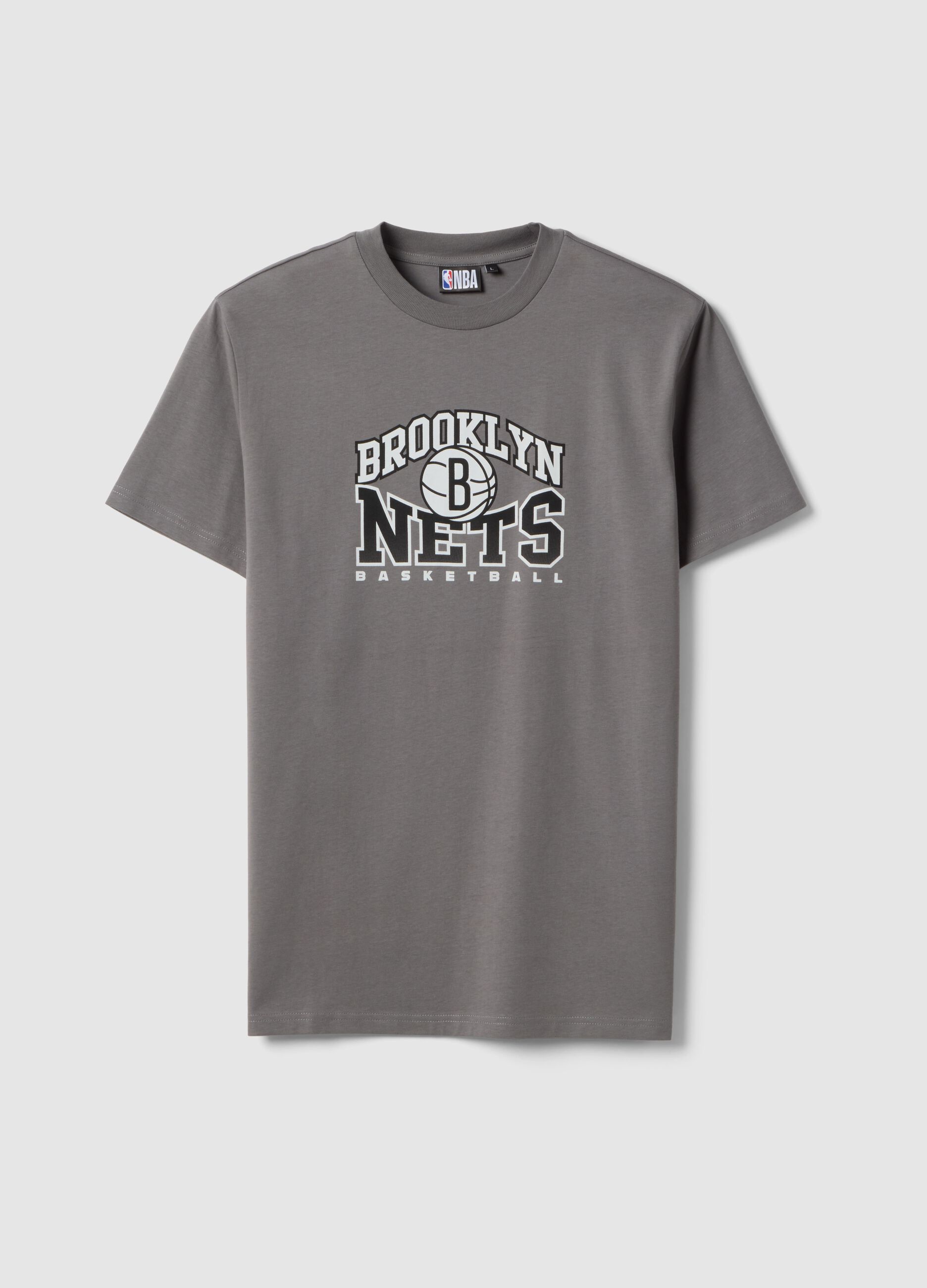 Camiseta gris de puro algod&oacute;n, ajuste regular con estampado de Brooklyn Nets