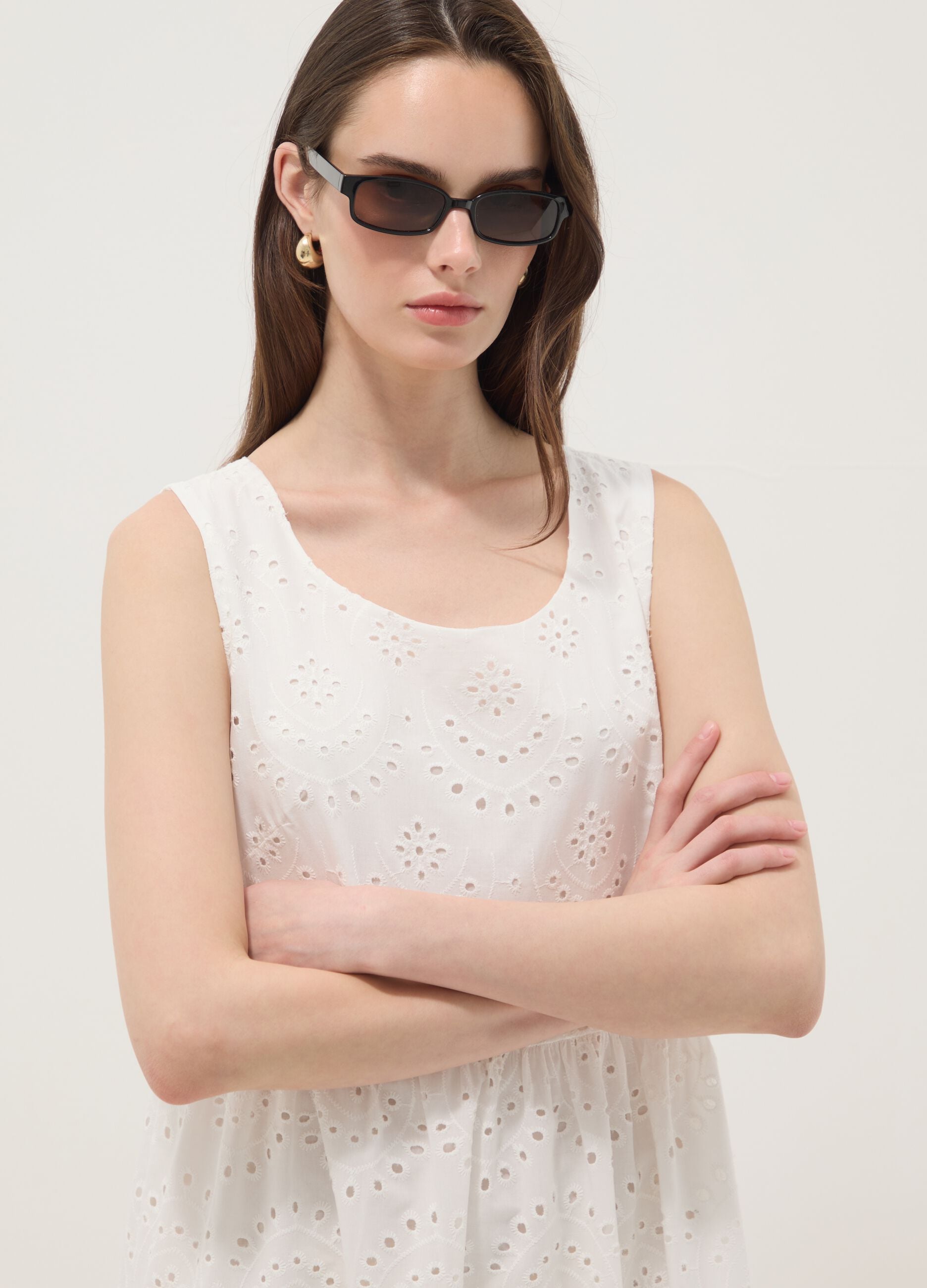 Vestido branco sem mangas em puro algod&atilde;o com bordado vazado, corte regular